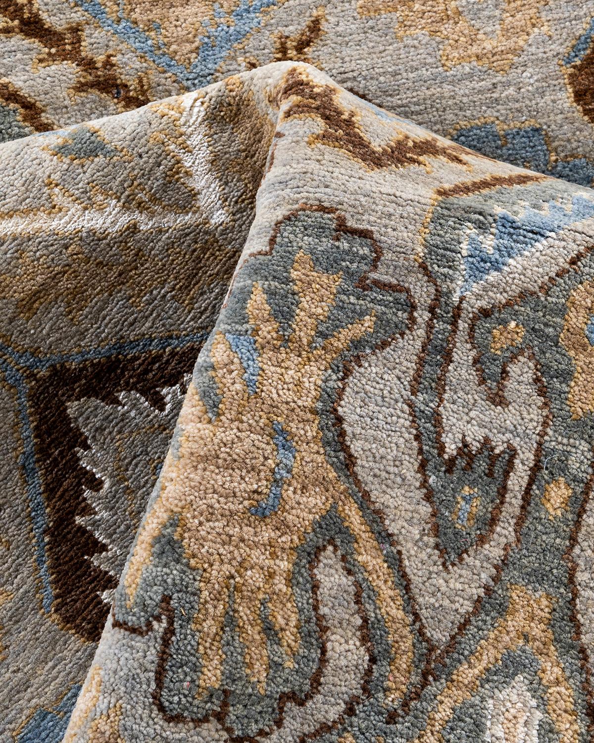 Traditioneller handgeknüpfter, geblümter Ikat-Teppich aus Seide und Wolle in Grau, 8' 1