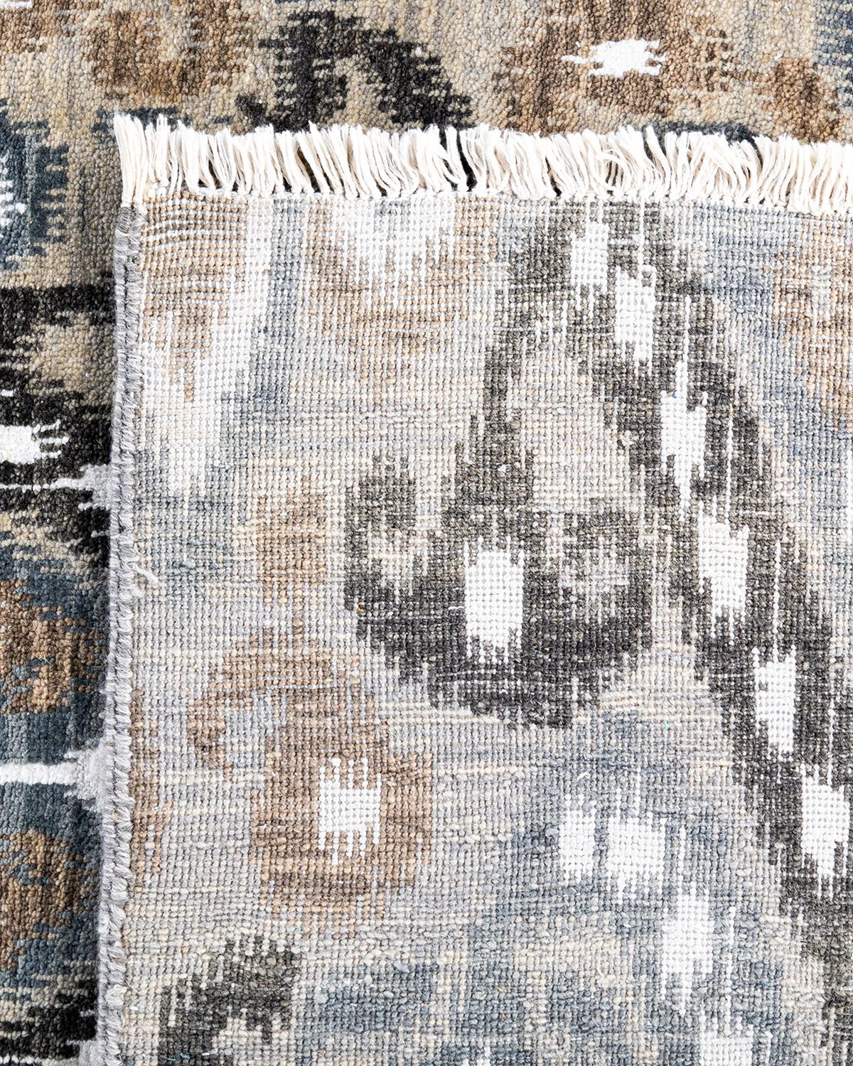 Traditioneller handgeknüpfter, geblümter Ikat-Teppich aus Seide und Wolle in Grau, 8' 10