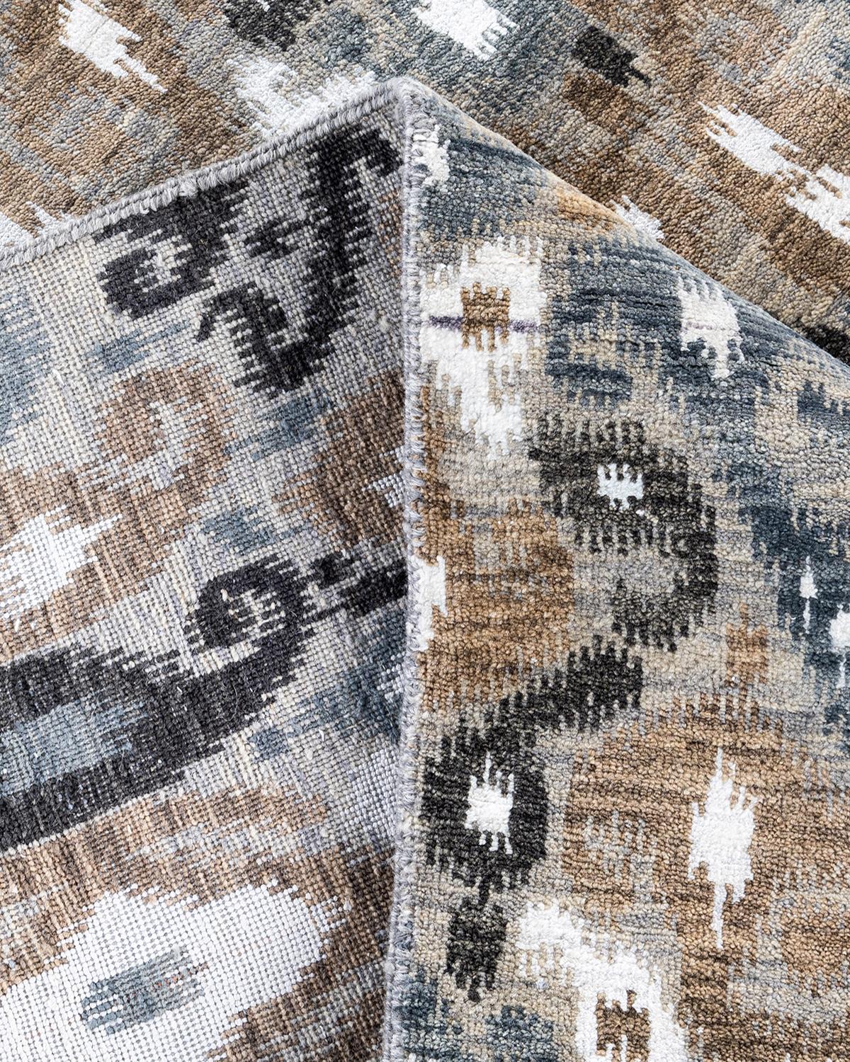 Traditioneller handgeknüpfter, geblümter Ikat-Teppich aus Seide und Wolle in Grau, 8' 10