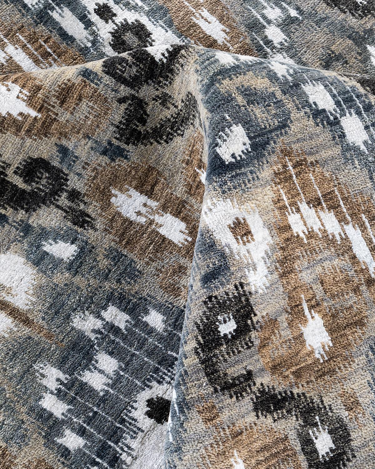 Traditioneller handgeknüpfter, geblümter Ikat-Teppich aus Seide und Wolle in Grau, 8' 10