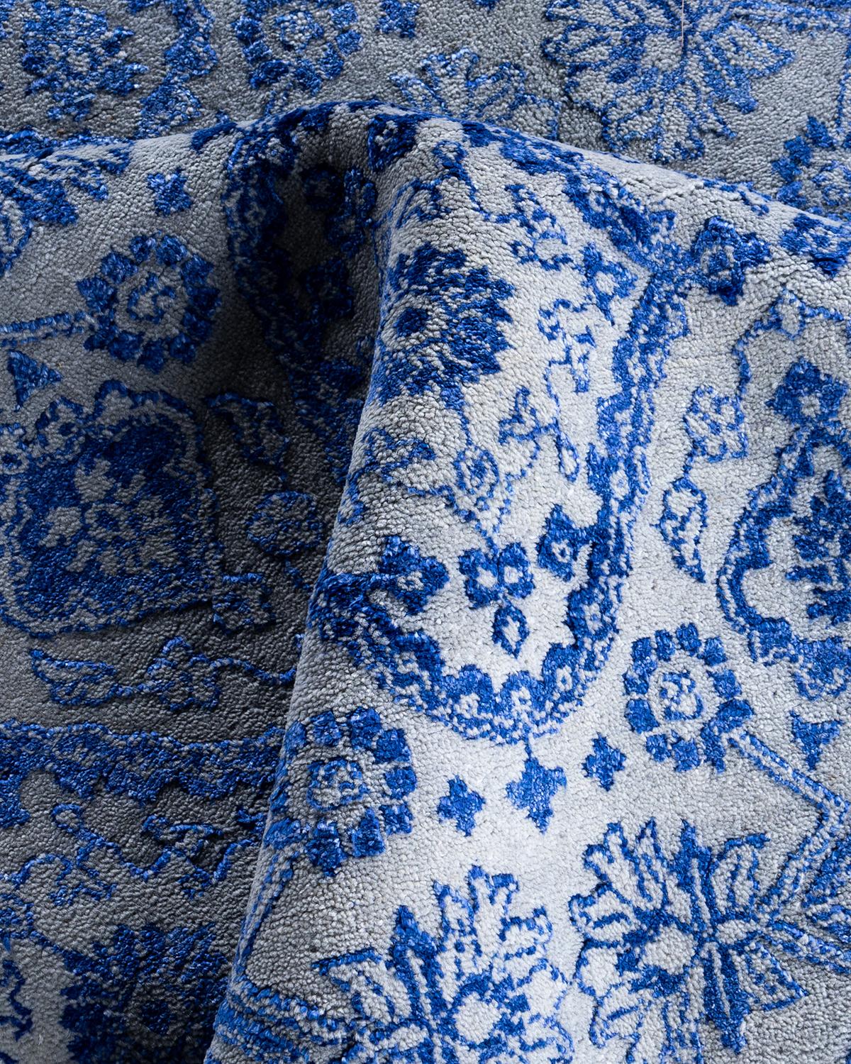 Traditioneller handgeknüpfter, geblümter Ikat-Teppich aus Seide und Wolle in Grau 9' 0