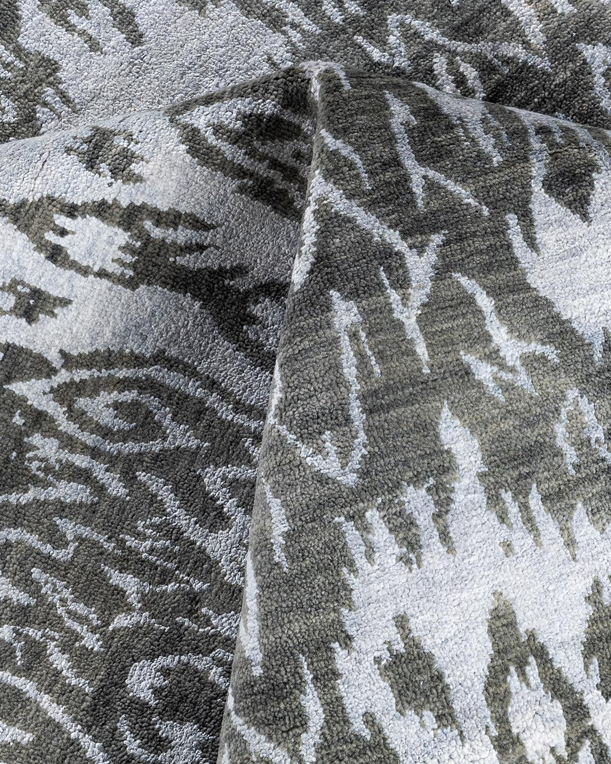 Traditioneller handgeknüpfter, geblümter Ikat-Teppich aus Seide und Wolle in Grau 9' 1