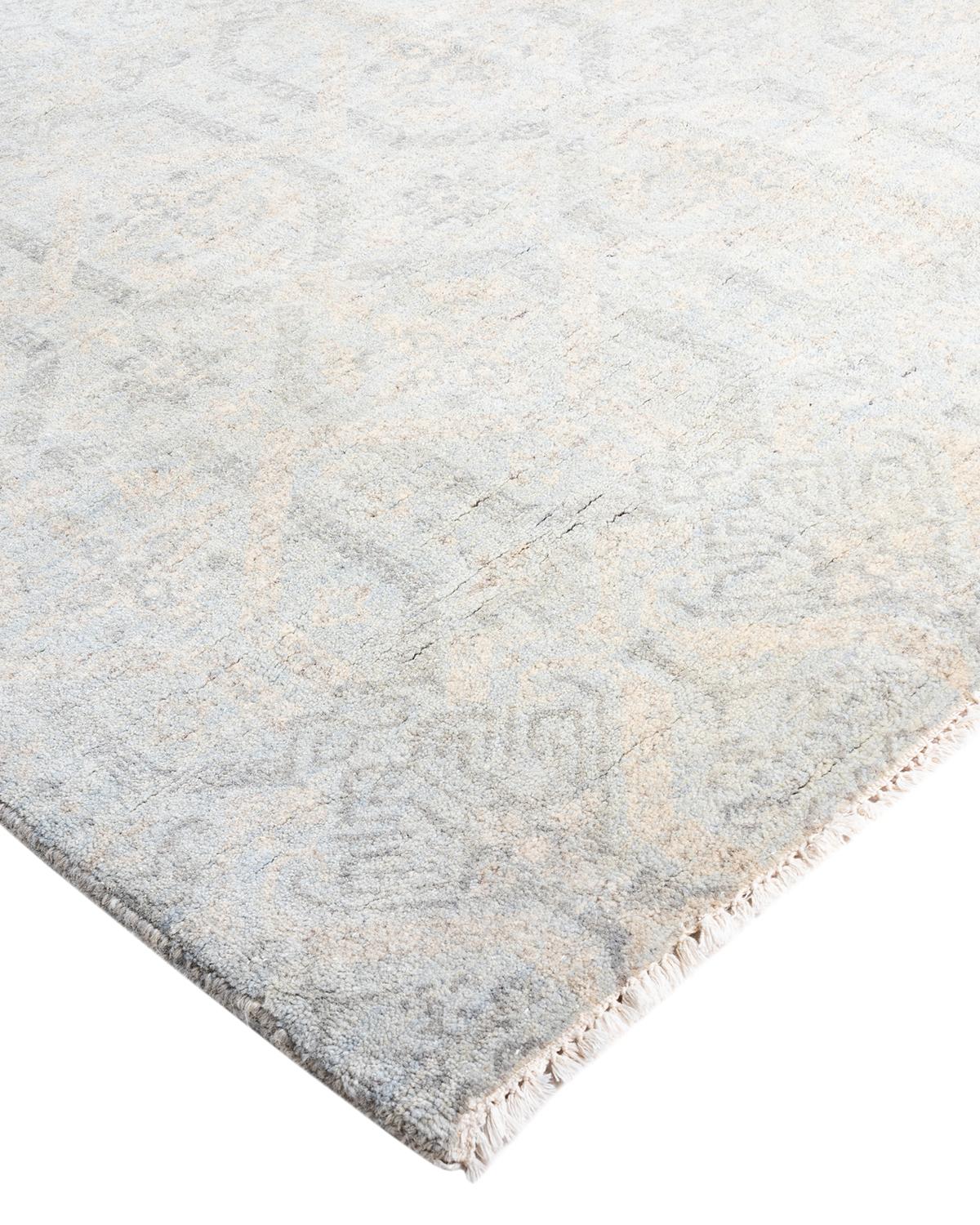 Les tapis kazakhs sont recherchés depuis des générations, leur esthétique unique étant une combinaison captivante d'histoire tribale et d'influence géographique. Les médaillons, les motifs allover et le dessin central, noués à la main de manière
