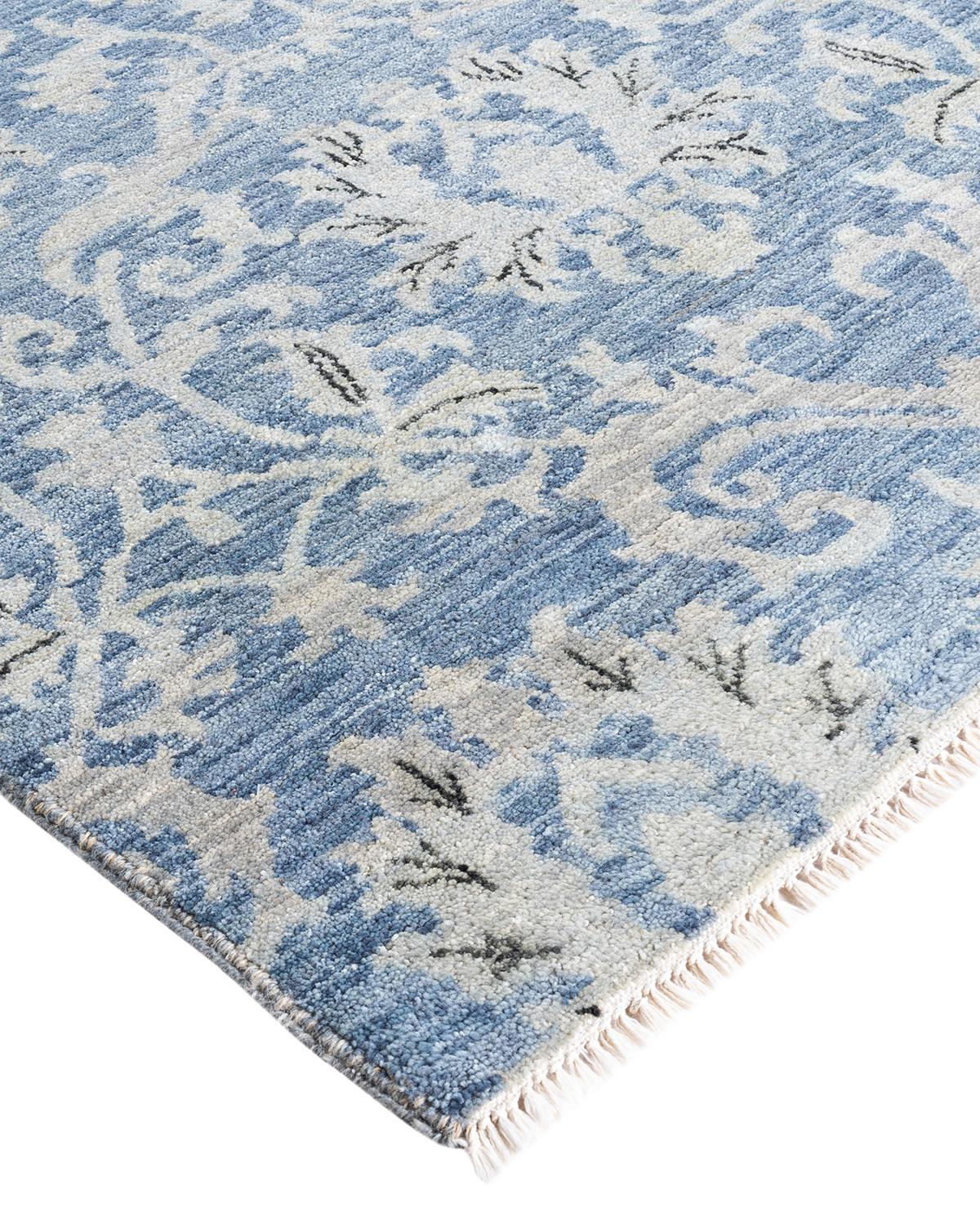 Les tapis kazakhs sont recherchés depuis des générations, leur esthétique unique étant une combinaison captivante d'histoire tribale et d'influence géographique. Les médaillons, les motifs allover et le dessin central, noués à la main de manière