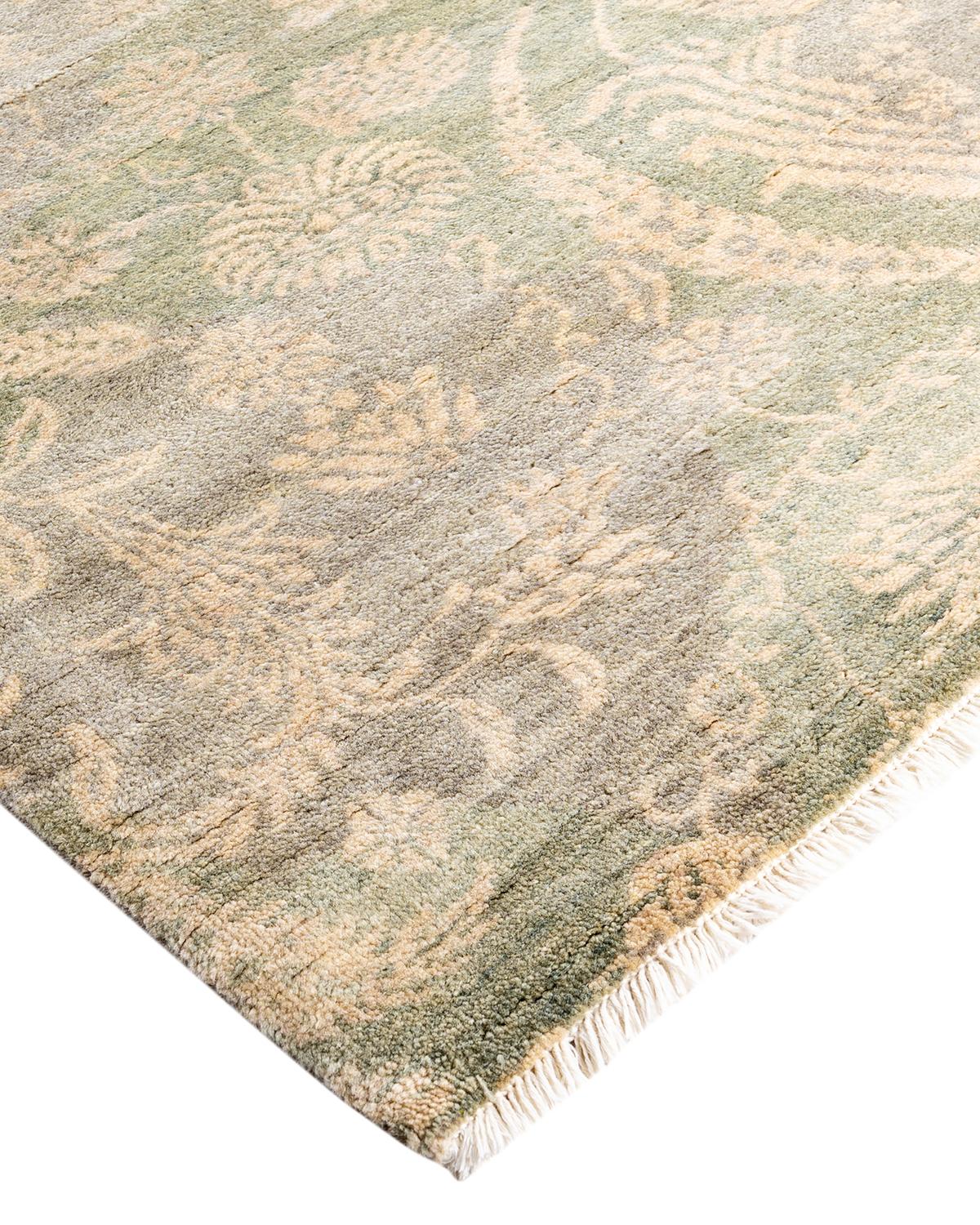 Les tapis kazakhs sont recherchés depuis des générations, leur esthétique unique étant une combinaison captivante d'histoire tribale et d'influence géographique. Les médaillons, les motifs allover et le dessin central, noués à la main de manière