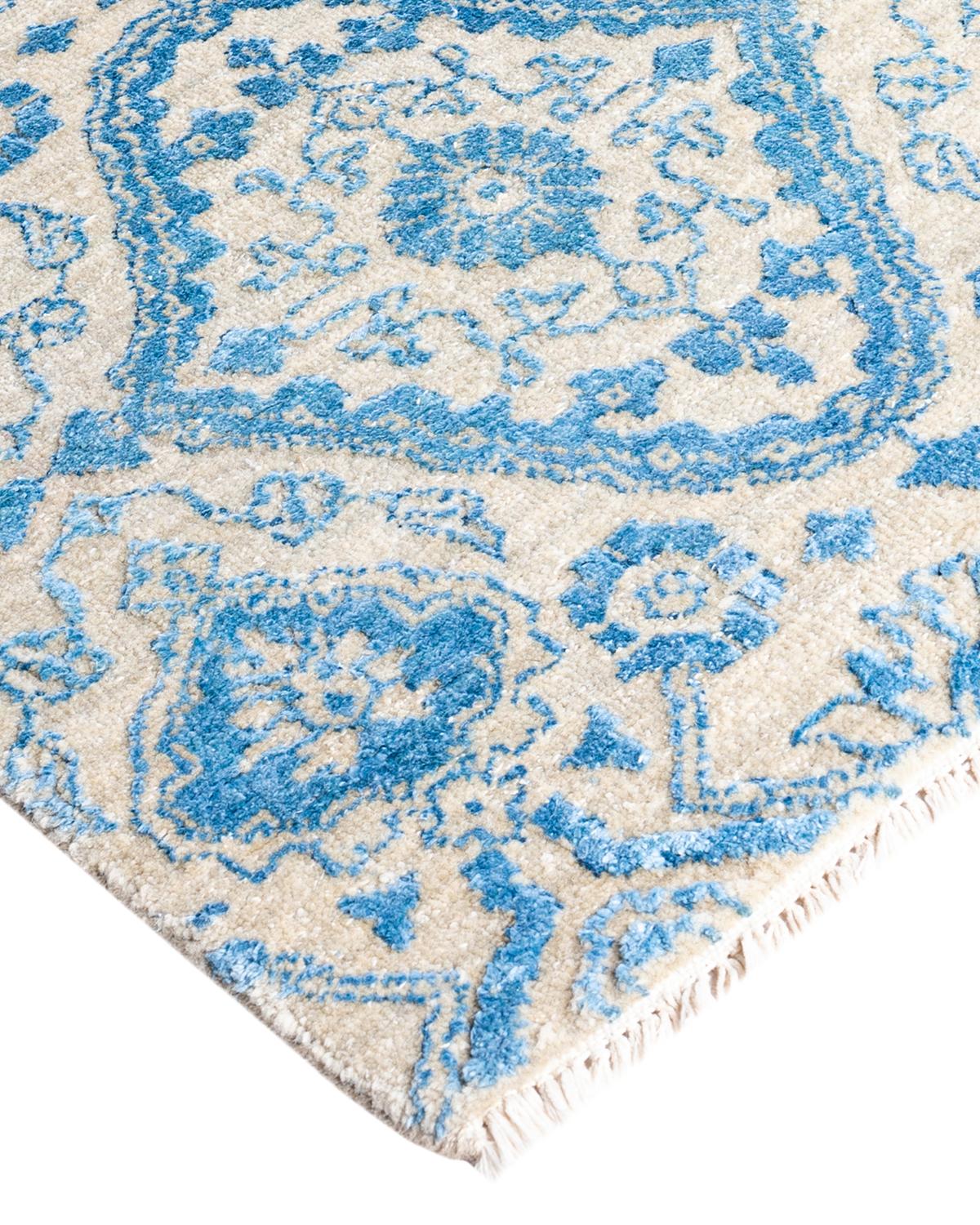 Les tapis kazakhs sont recherchés depuis des générations, leur esthétique unique étant une combinaison captivante d'histoire tribale et d'influence géographique. Les médaillons, les motifs allover et le dessin central, noués à la main de manière