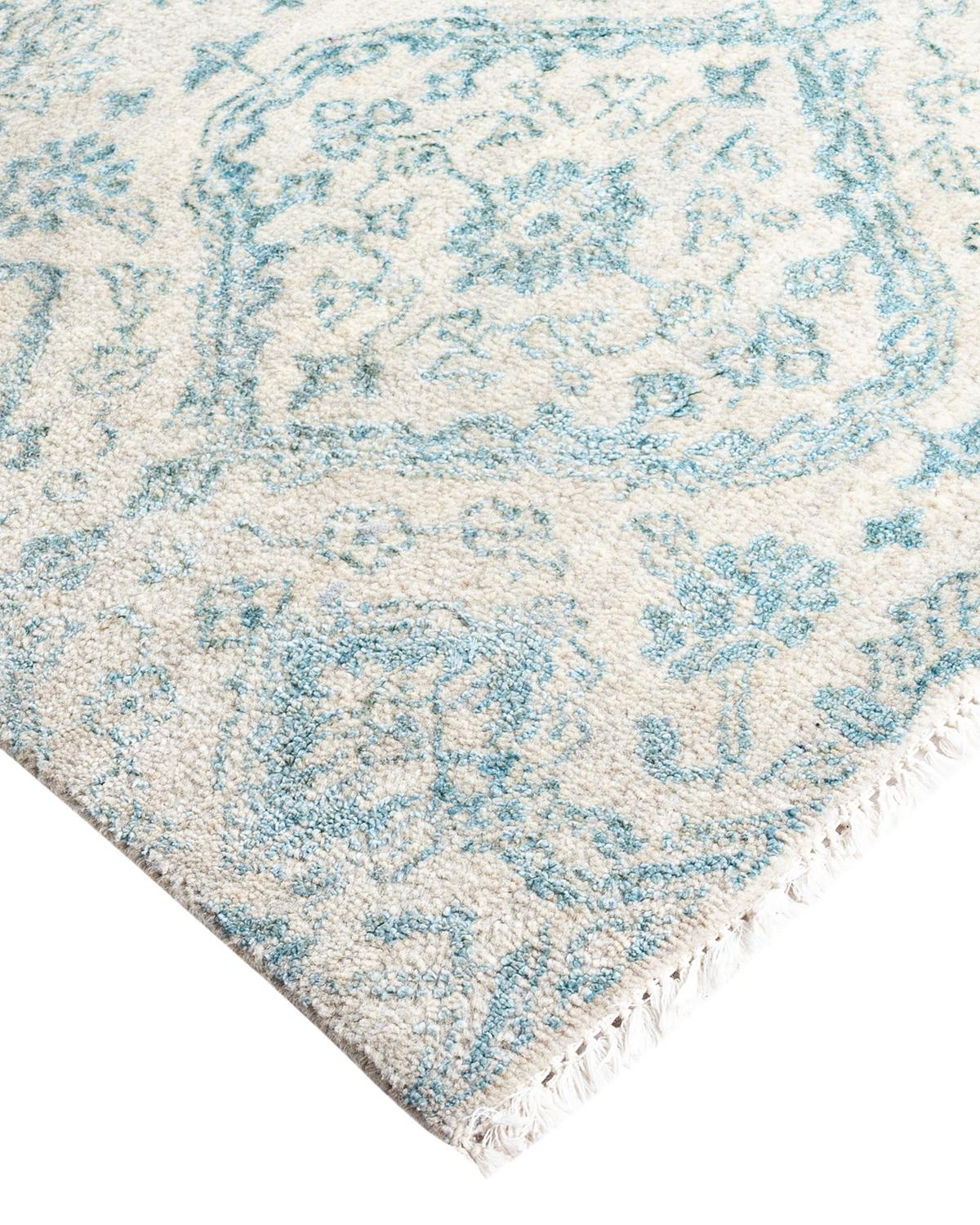 Les tapis kazakhs sont recherchés depuis des générations, leur esthétique unique étant une combinaison captivante d'histoire tribale et d'influence géographique. Les médaillons, les motifs allover et le dessin central, noués à la main de manière
