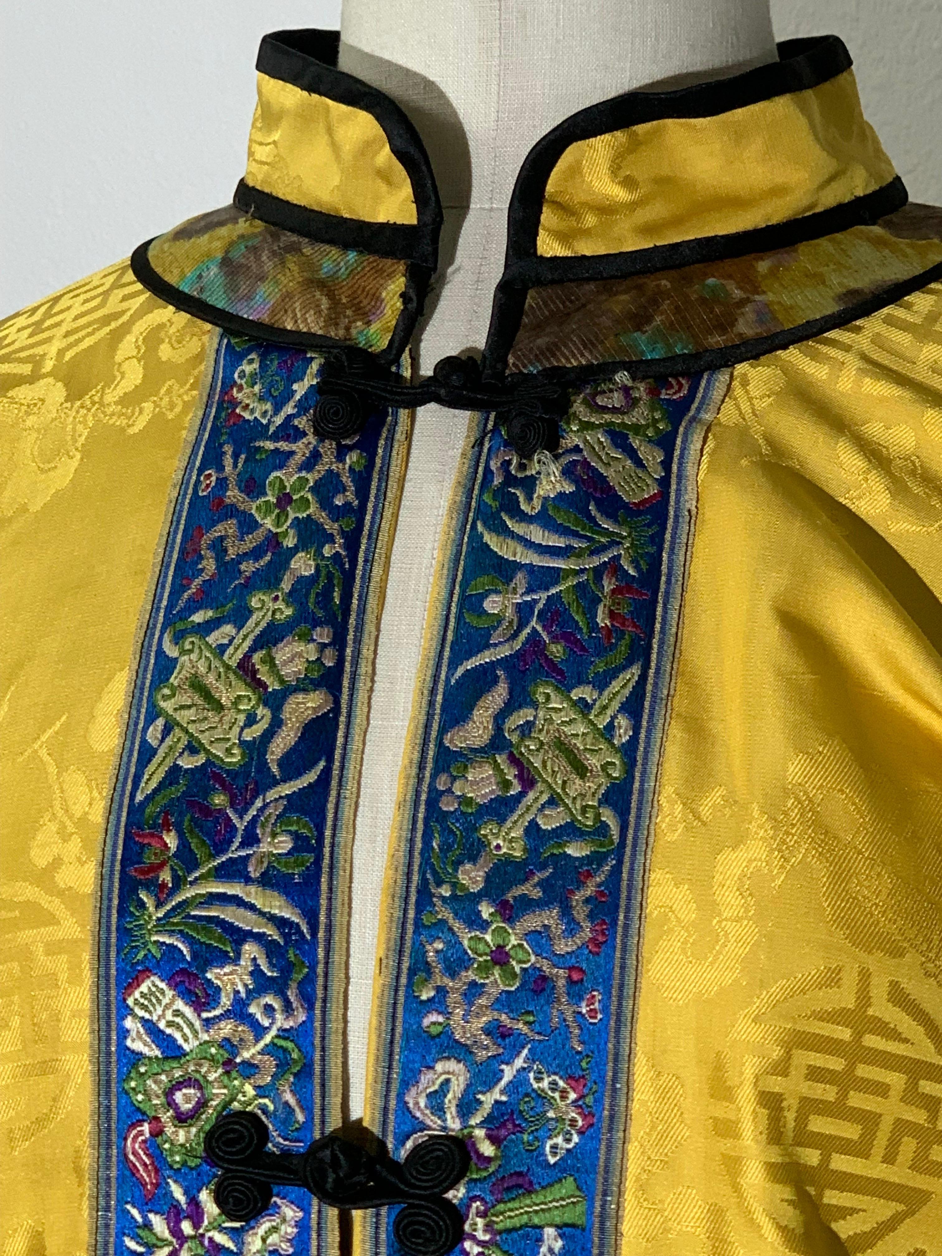 Traditioneller kaiserlich gelber bestickter chinesischer Sommer Robe mit blauem Banding im Angebot 8