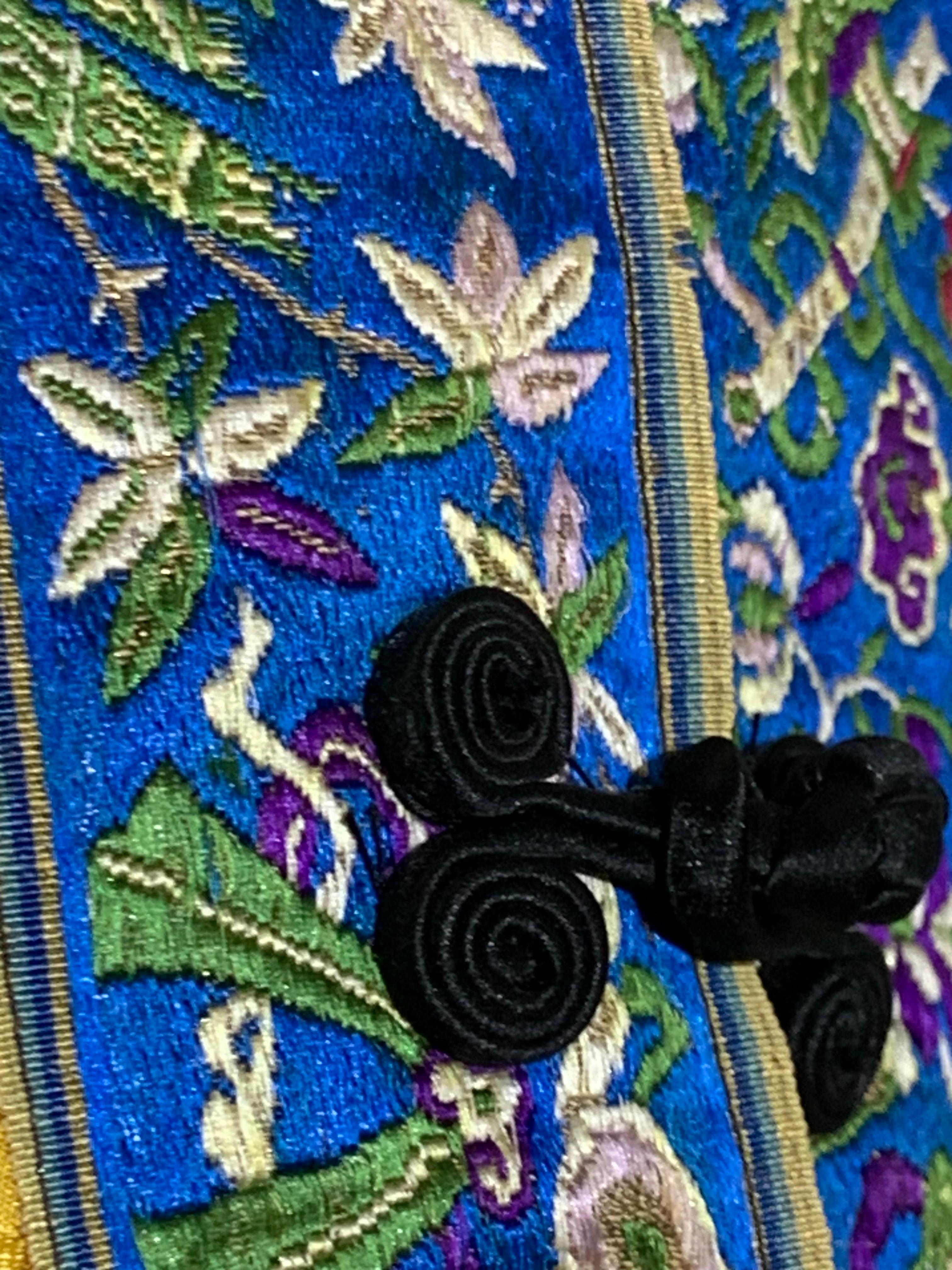 Traditioneller kaiserlich gelber bestickter chinesischer Sommer Robe mit blauem Banding im Angebot 9