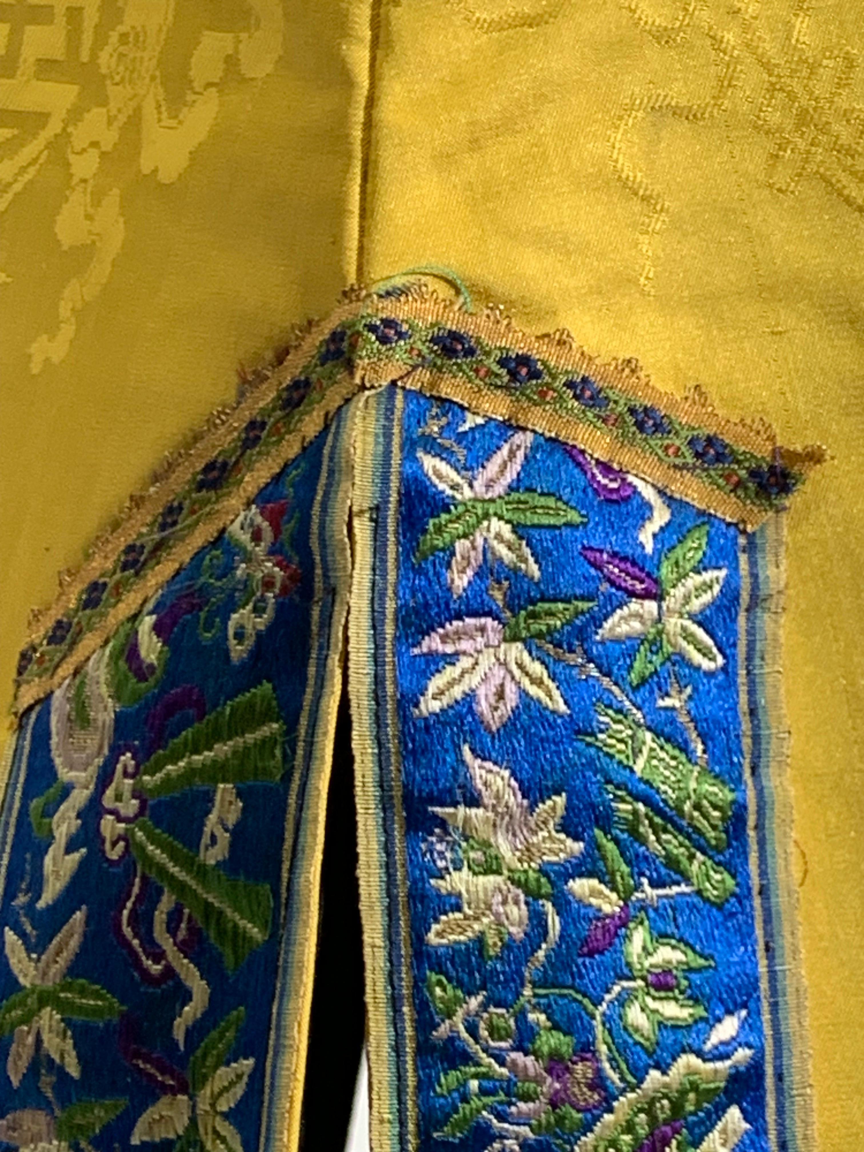Traditioneller kaiserlich gelber bestickter chinesischer Sommer Robe mit blauem Banding im Angebot 11