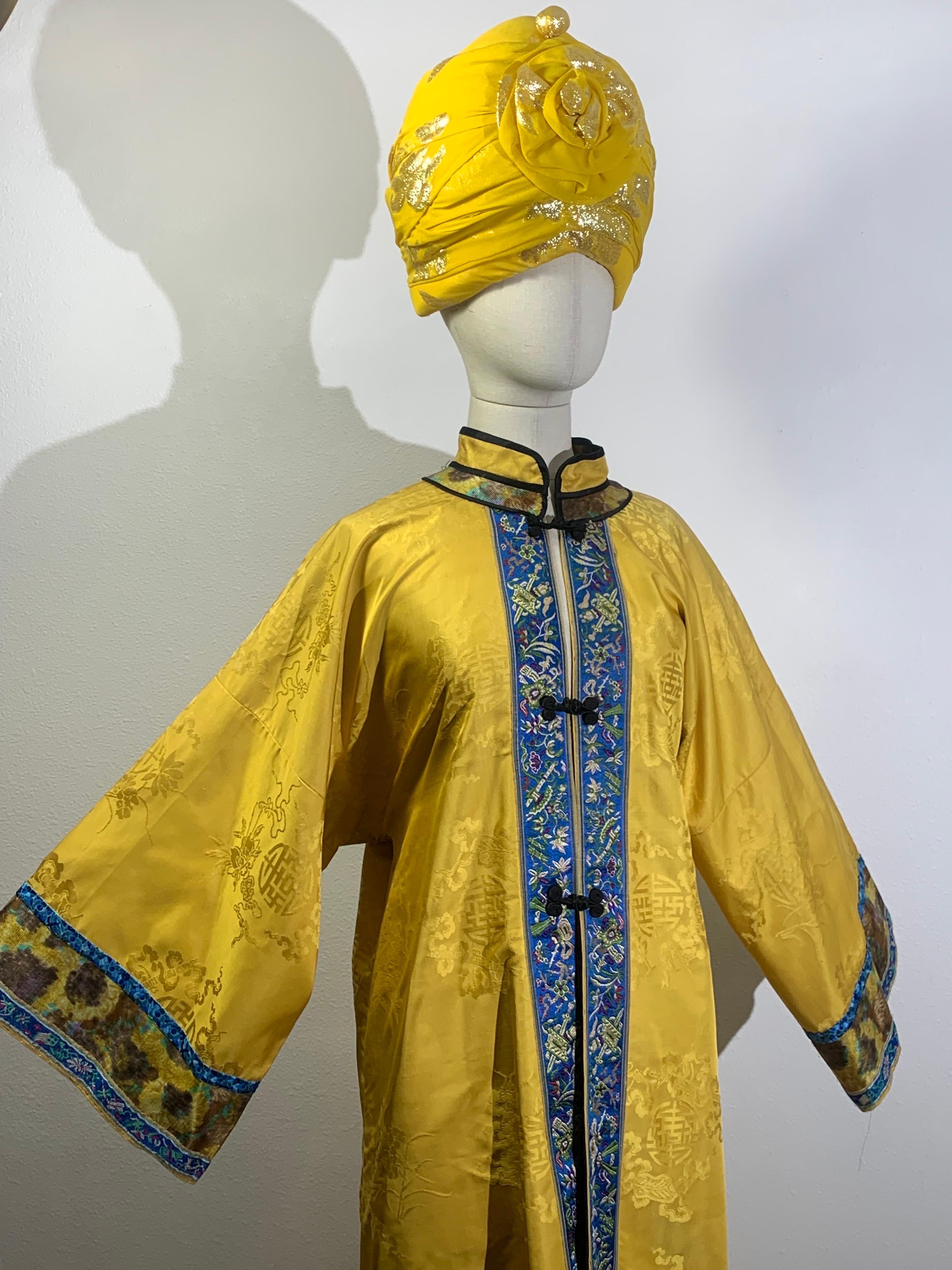Traditioneller kaiserlich gelber bestickter chinesischer Sommer Robe mit blauem Banding im Zustand „Hervorragend“ im Angebot in Gresham, OR