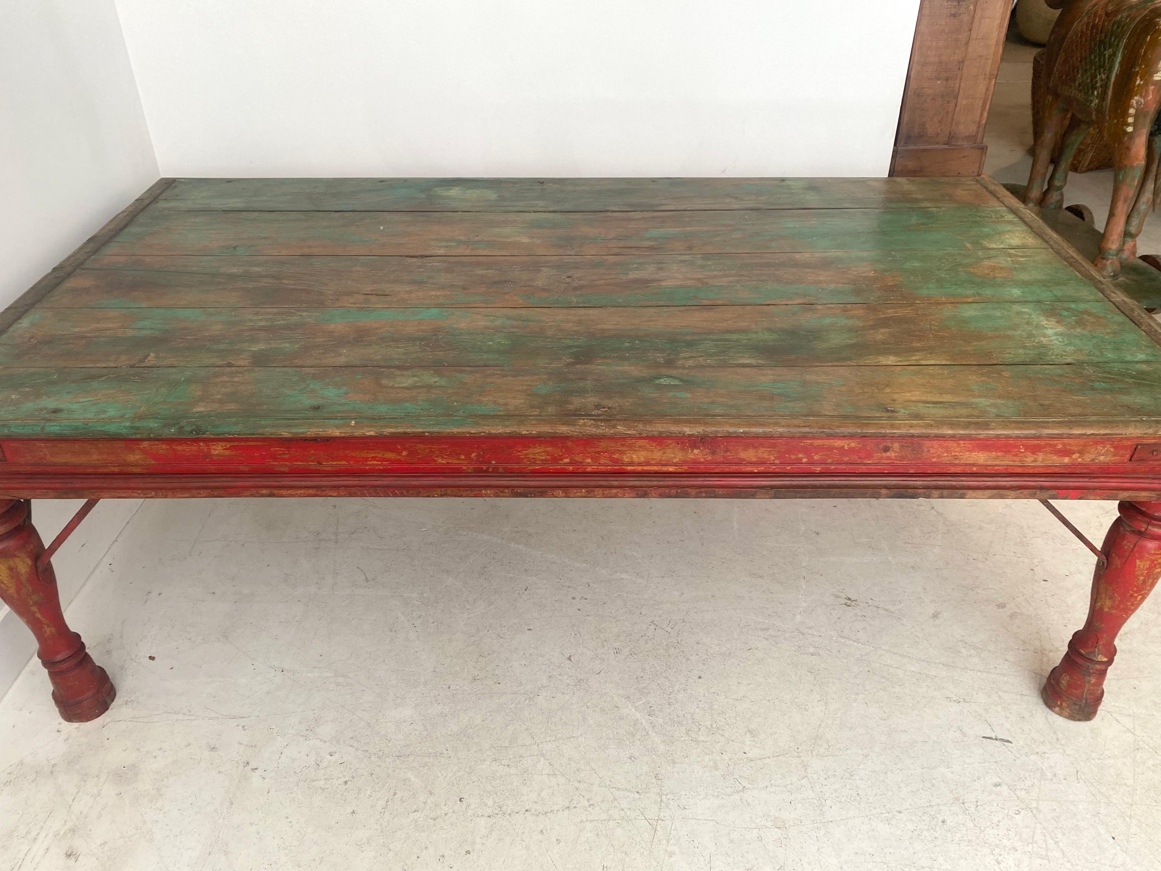 Table basse traditionnelle indienne peinte à la main en rouge et vert.
Très belle pièce en teck.
Vous pouvez le vivre à l'extérieur. 
Excellent état.
Provenance : Rajasthan 
