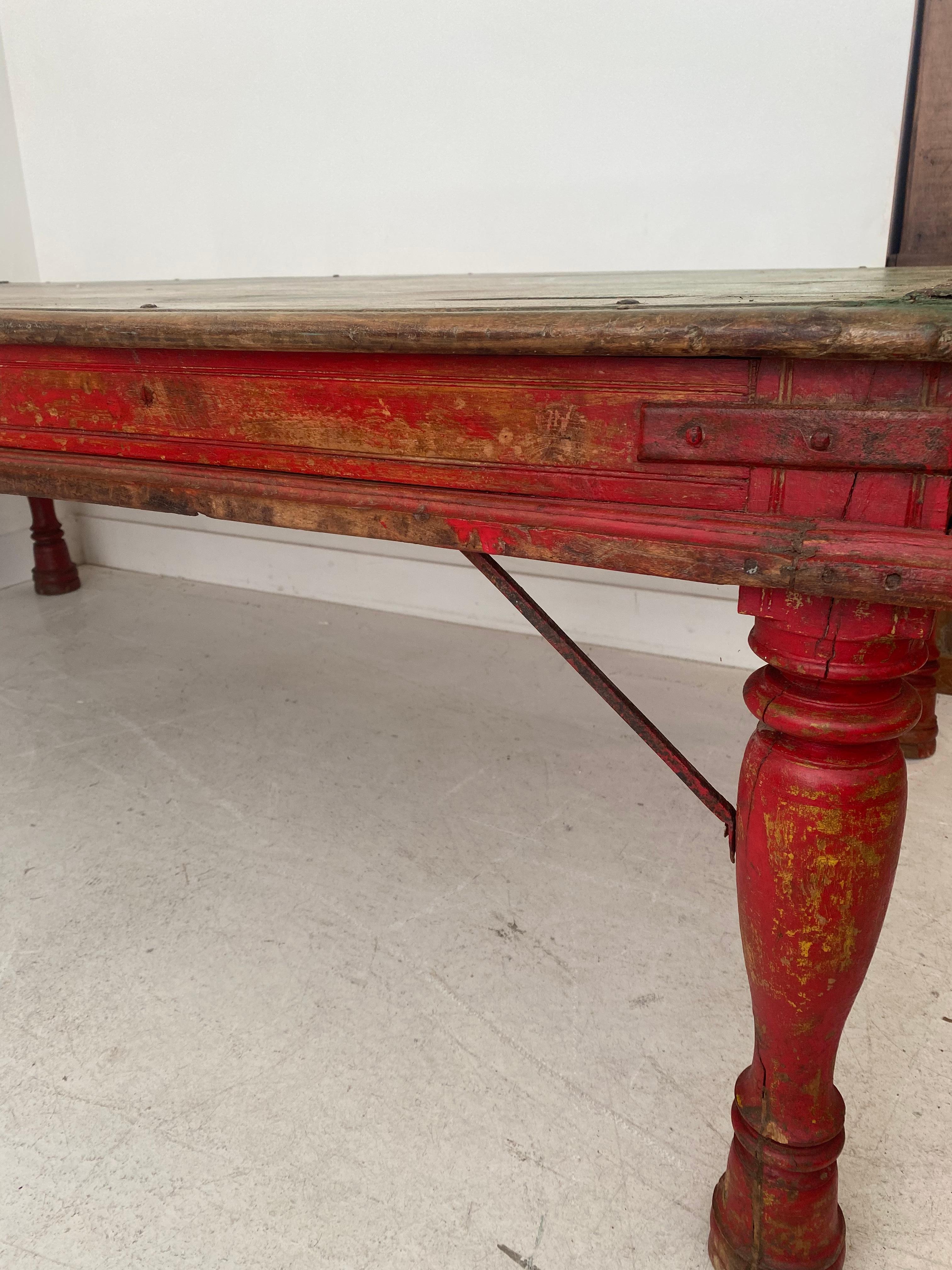 Anglo-Indian Traditional Indian coffee table in painted wood  For Sale