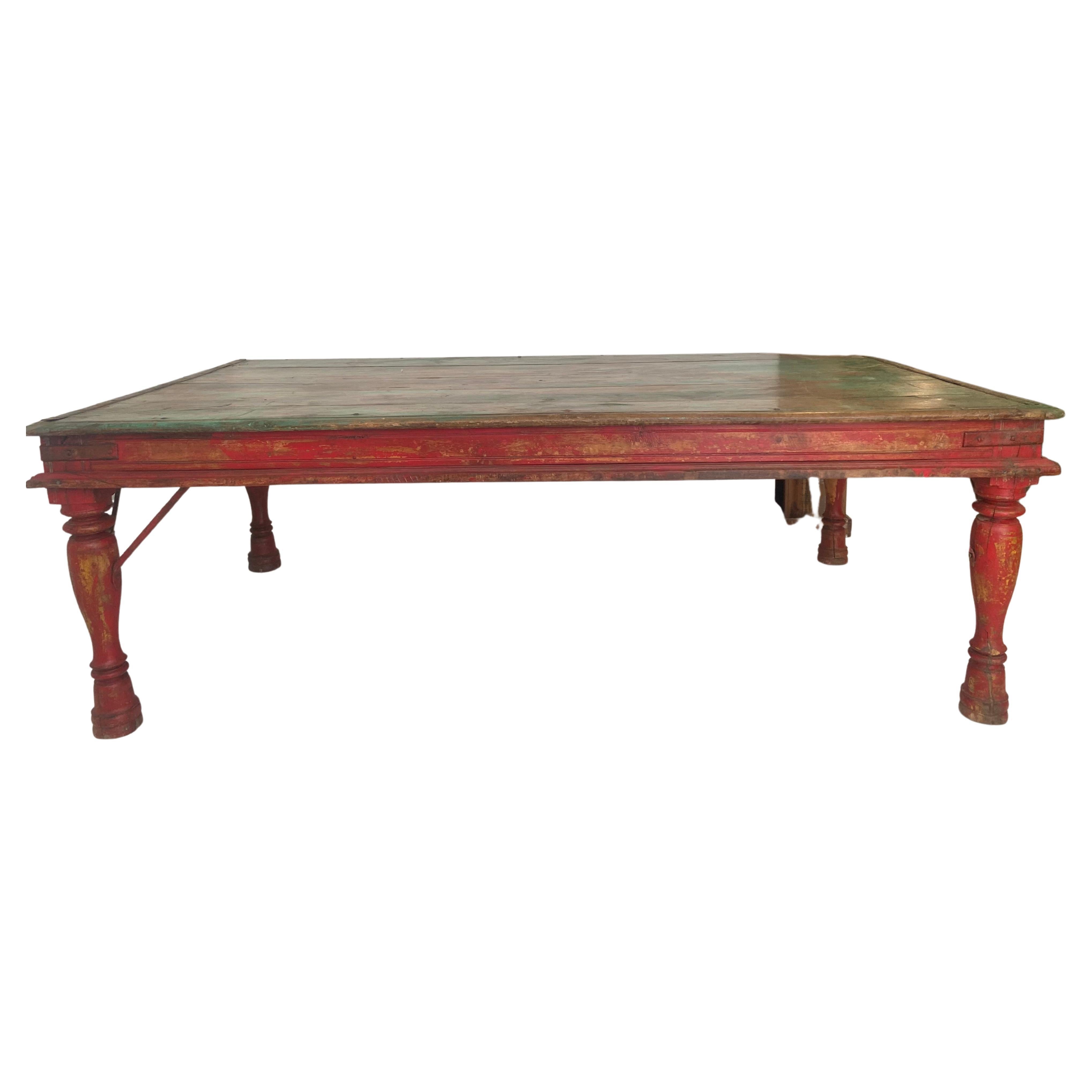 Table basse indienne traditionnelle en bois peint En vente sur 1stDibs
