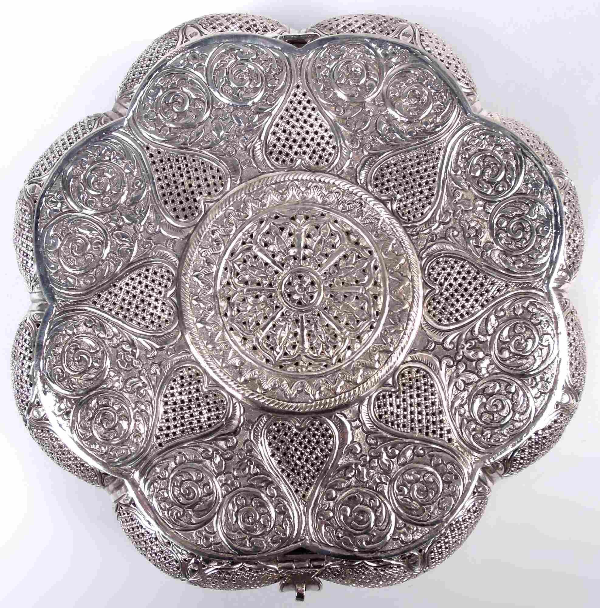 Traditionelle indische exotische Silberdose als Andenken. Breit und niedrig mit gelappten Seiten; Deckel klappbar und flach mit. Steht auf 4 Zapfenstützen. Ziseliertes und graviertes Blattwerk und durchbrochene Windel in verschnörkelten und