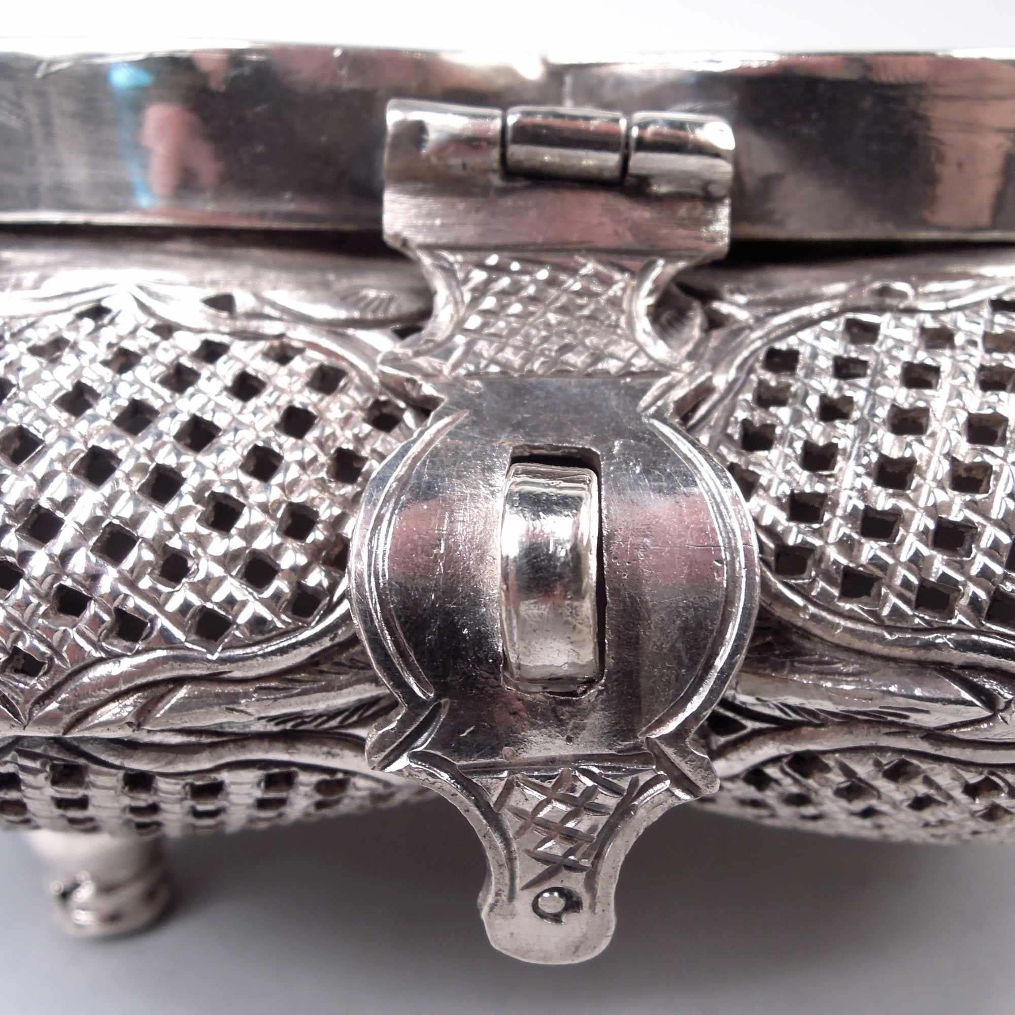 Traditionelle indische große & schwere exotische Silber Andenkenbox im Angebot 1