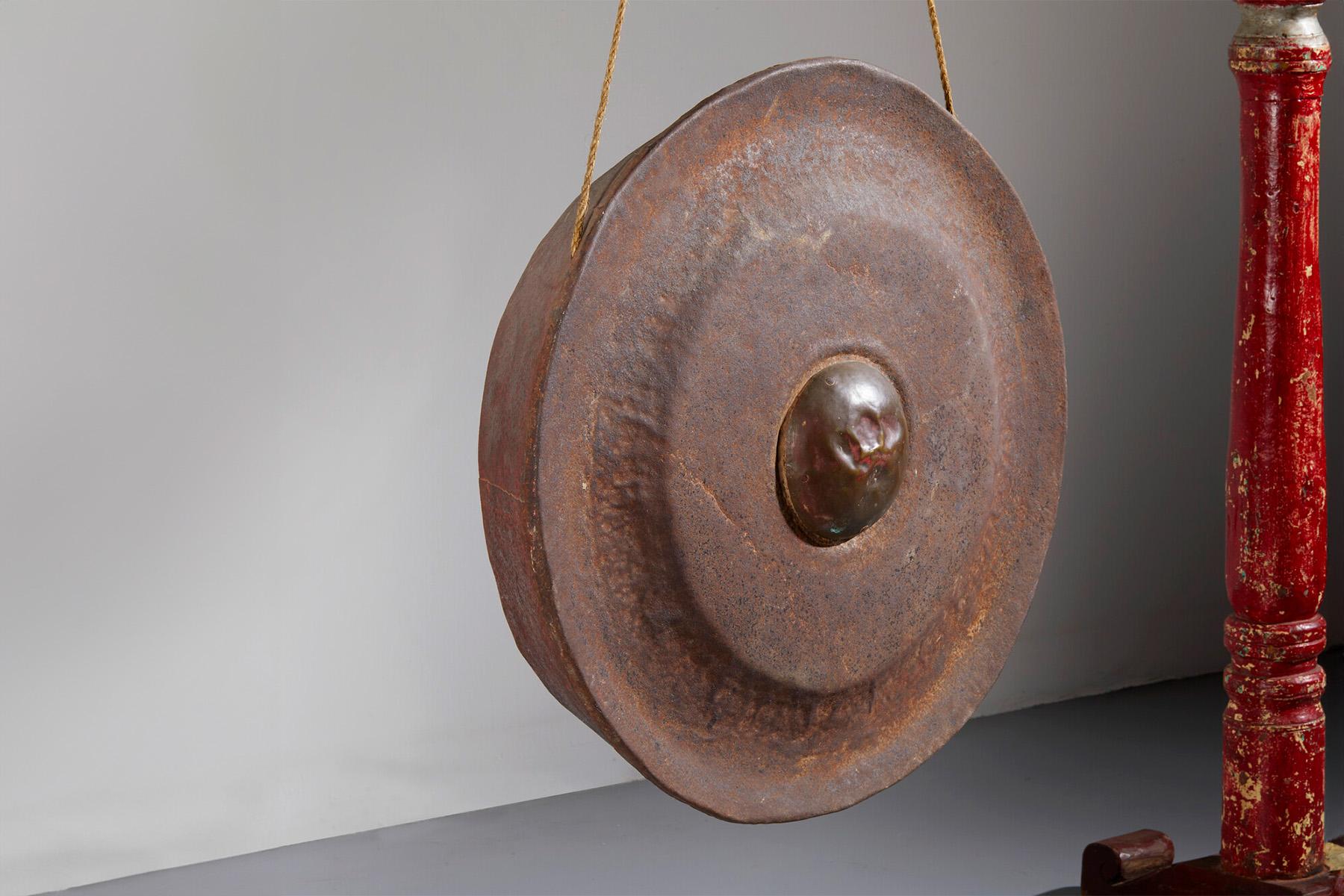 Cette extraordinaire pièce d'art de l'Asie du Sud-Est dégage un charme ancien qui transcende le temps, racontant des histoires de traditions et de cultures lointaines. Datant de la fin du XIXe siècle, cette œuvre témoigne de l'habileté et du
