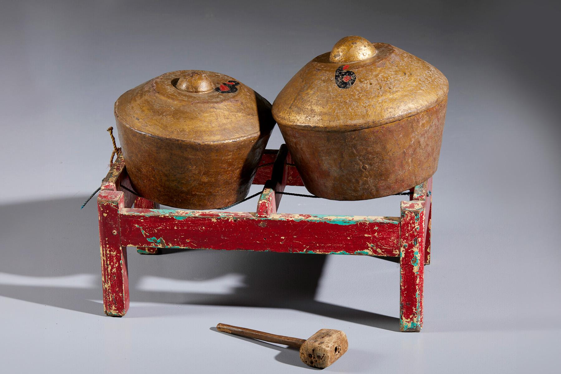 Gong traditionnel indonésien antique et bonang en vente 1