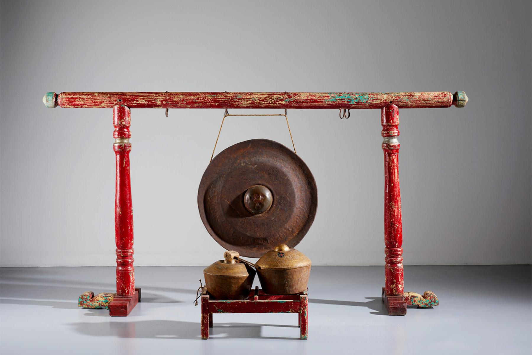 Gong traditionnel indonésien antique et bonang en vente 2