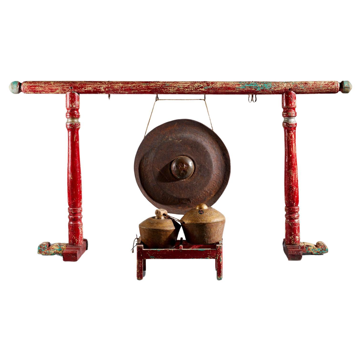 Gong traditionnel indonésien antique et bonang en vente