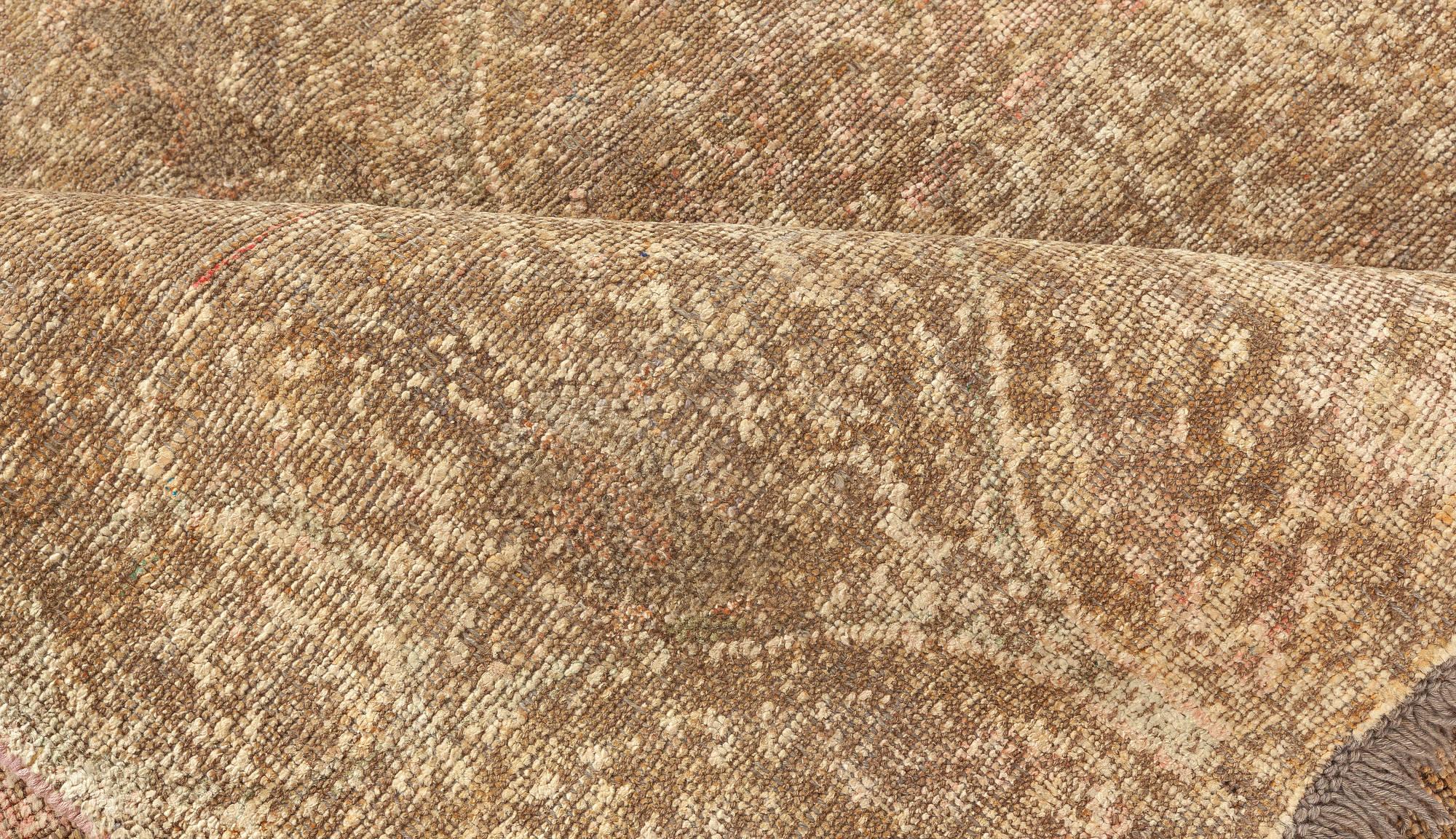 Alfombra anudada a mano de inspiración tradicional azul rosa púrpura de Doris Leslie Blau.
Tamaño: 116 × 111 cm (3'10