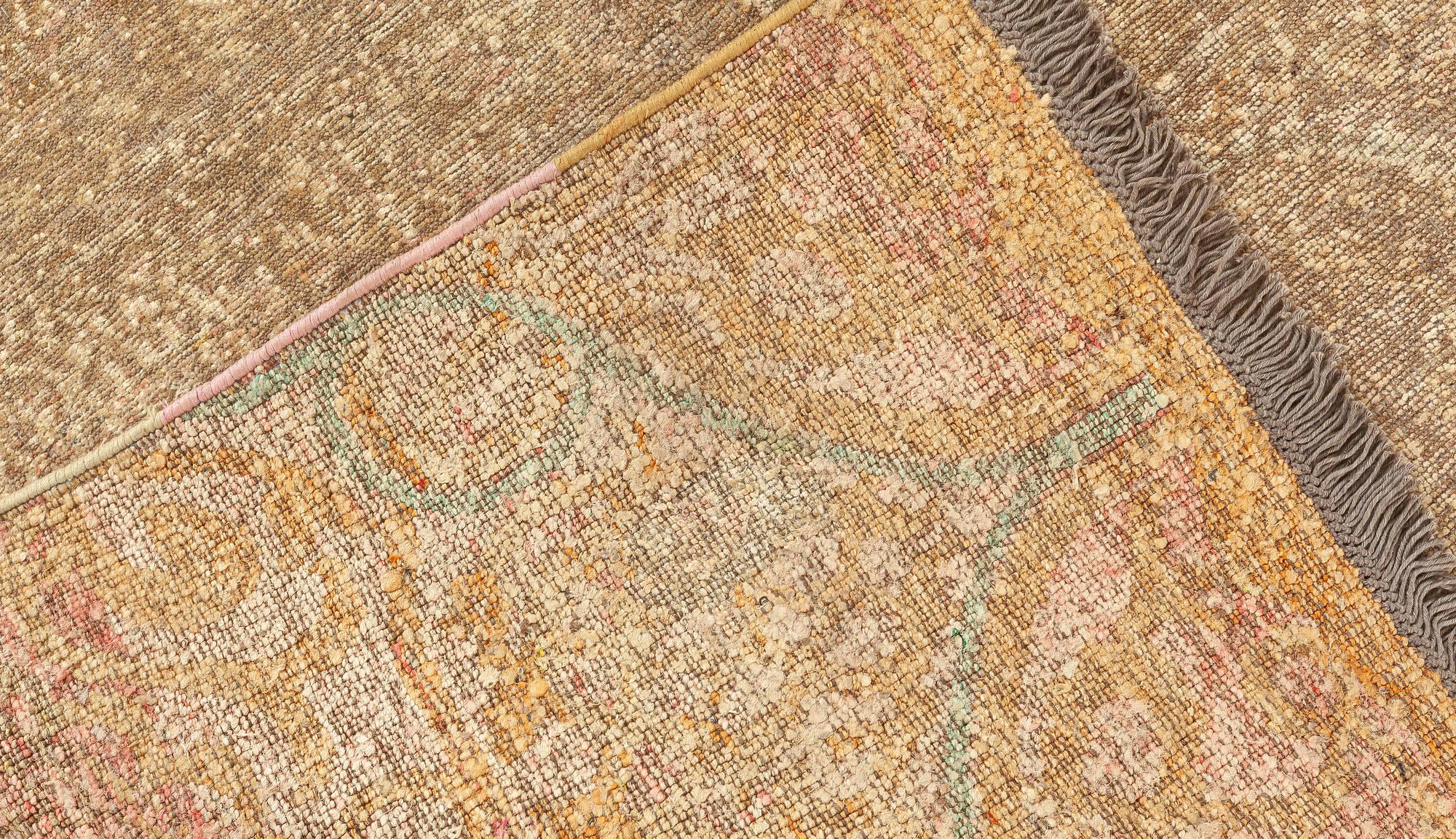 Alfombra anudada a mano azul rosa púrpura de inspiración tradicional de Doris Leslie Blau en Nuevo estado para la venta en New York, NY