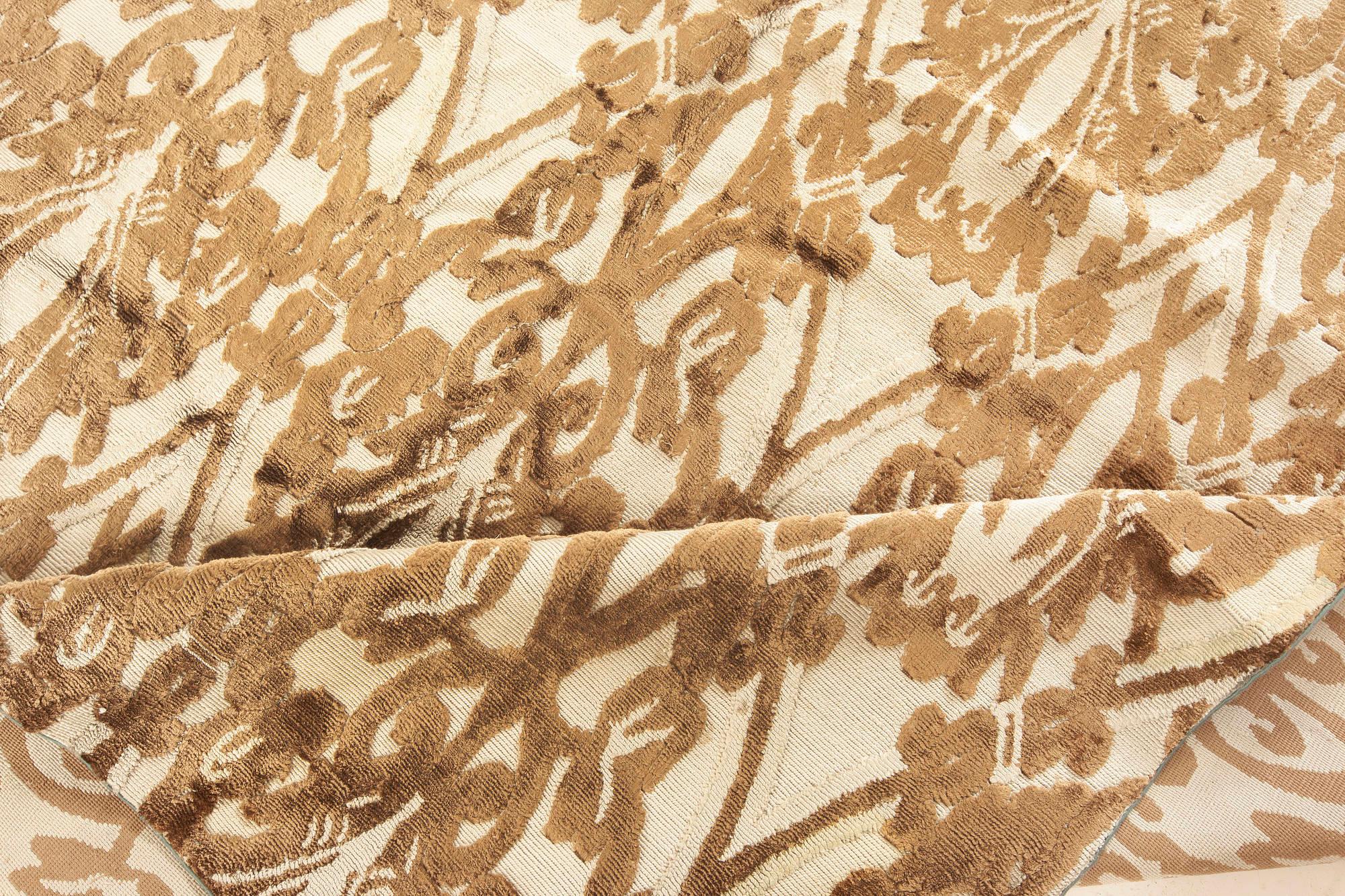 Tapis à fragments d'inspiration traditionnelle en Brown et Gray par Doris Leslie Blau
Taille : 5'5