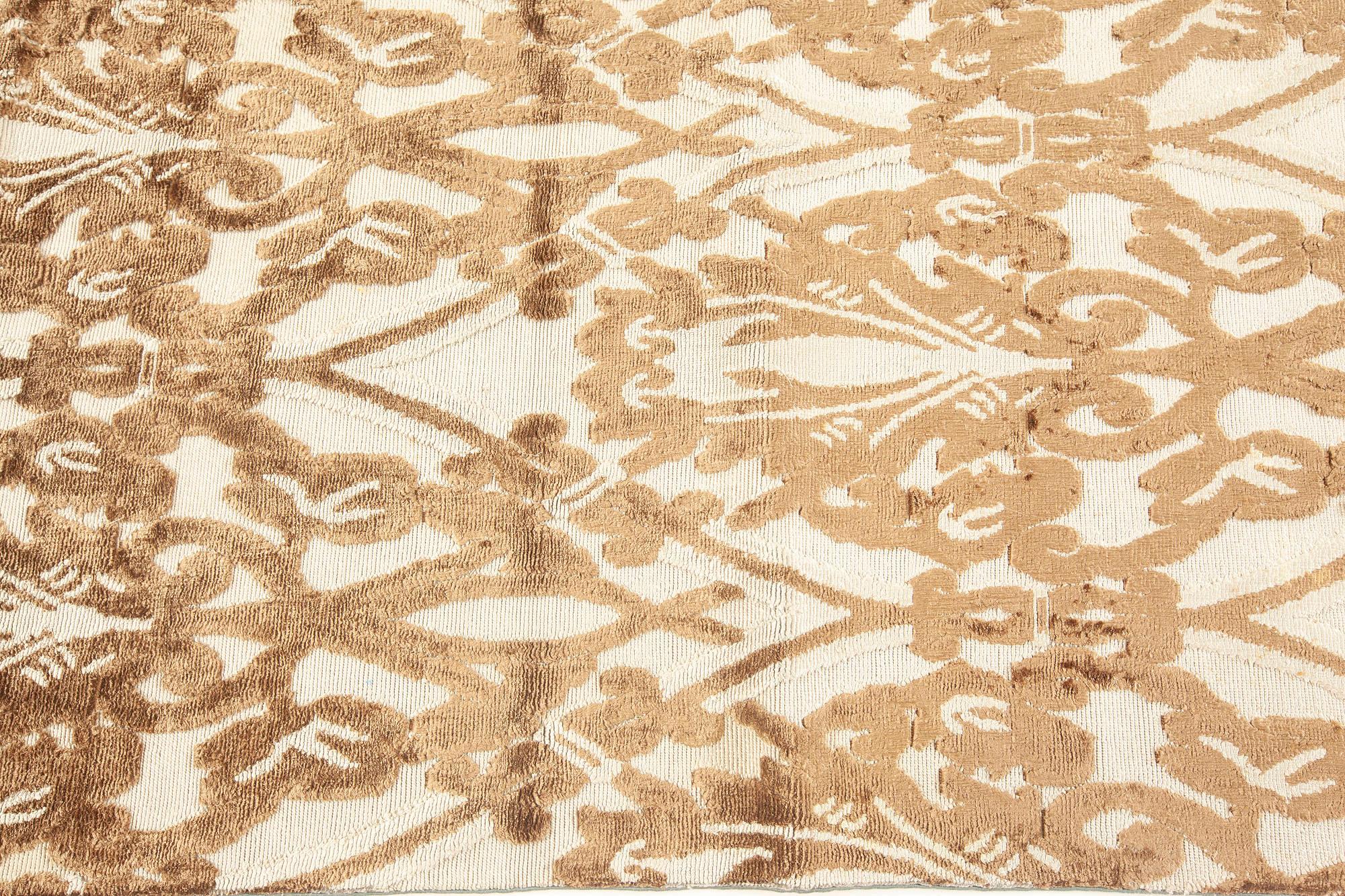 Noué à la main Tapis à fragments d'inspiration traditionnelle en Brown et Gray par Doris Leslie Blau en vente