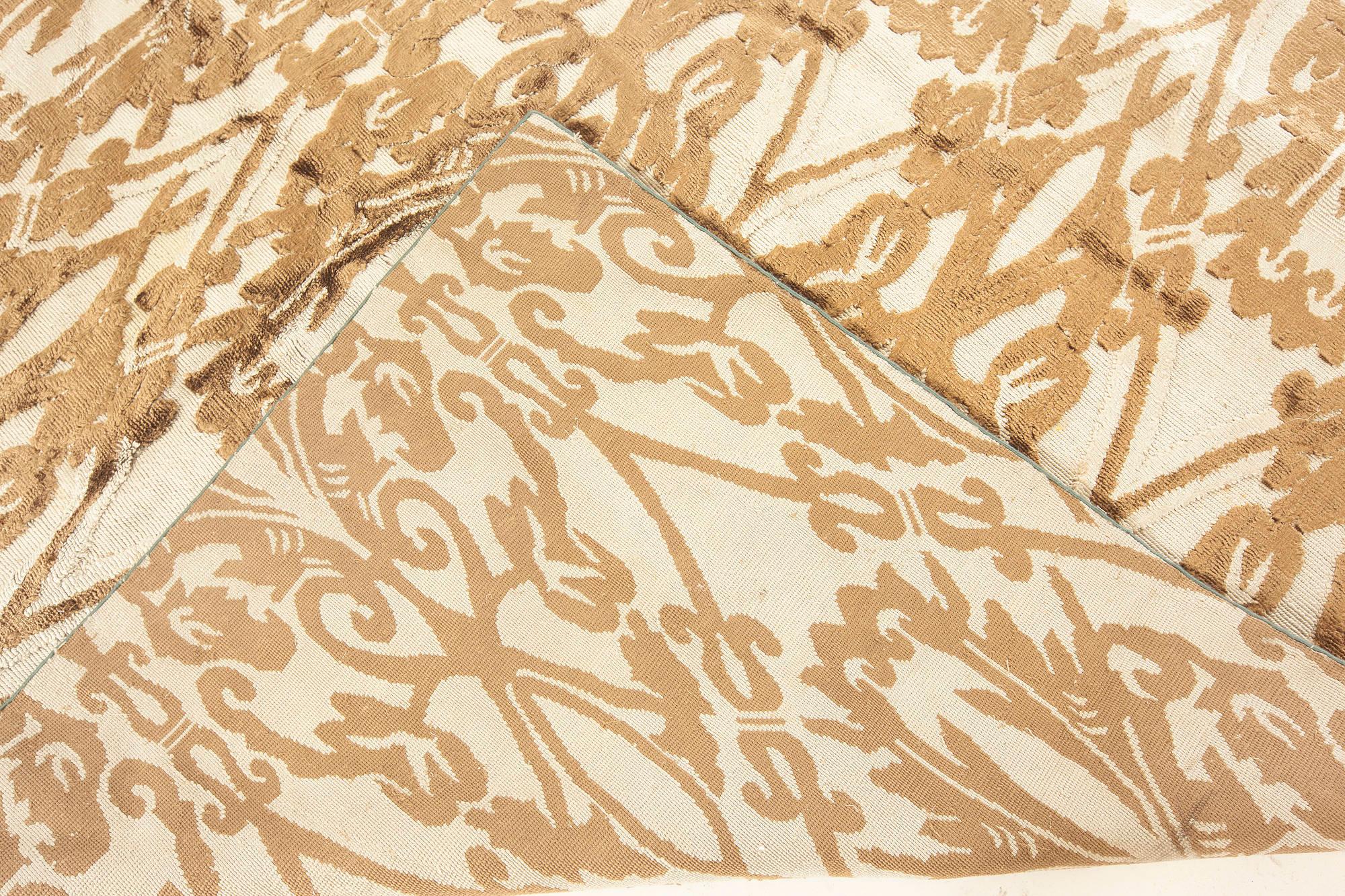 Tapis à fragments d'inspiration traditionnelle en Brown et Gray par Doris Leslie Blau en vente 1