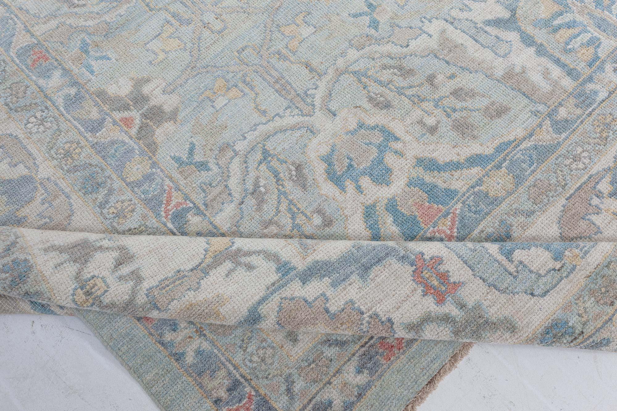 Traditioneller, inspirierter Teppich von Doris Leslie Blau
Größe: 13'4