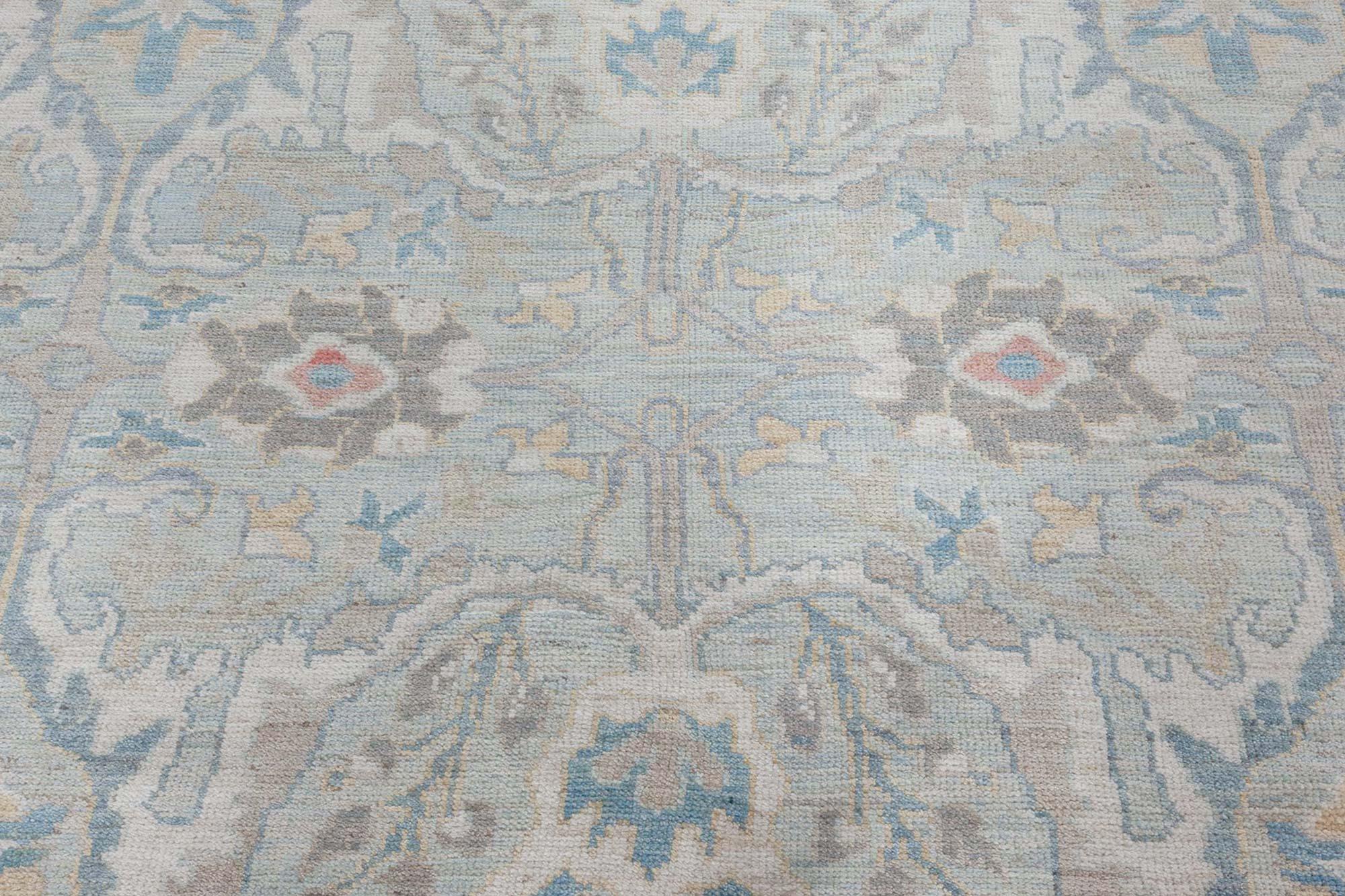 Traditioneller, inspirierter Teppich von Doris Leslie Blau
Größe: 13'4