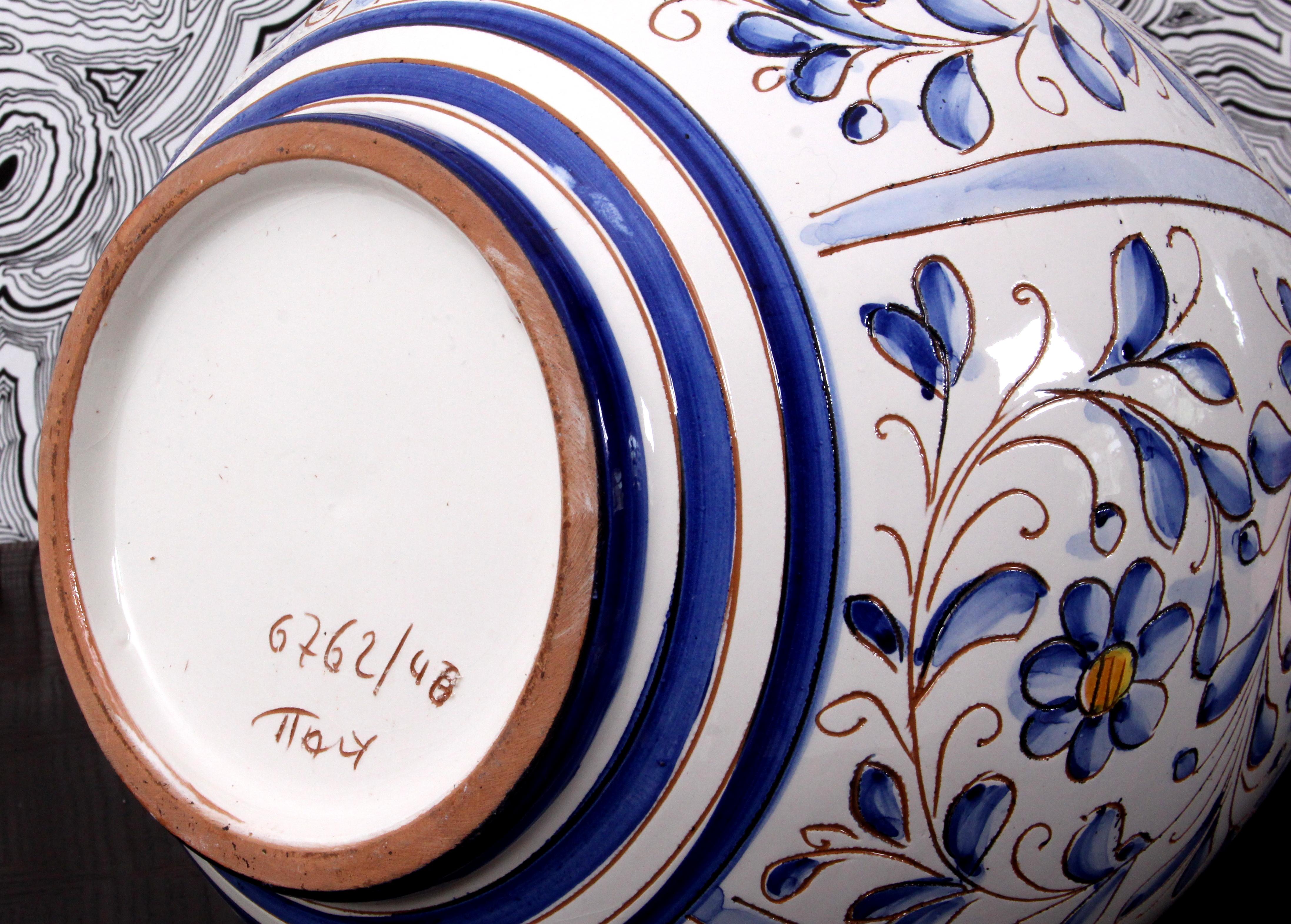 Vaso da terra in ceramica d'arte tradizionale italiana floreale del medioevo classico bianco e blu in vendita 2