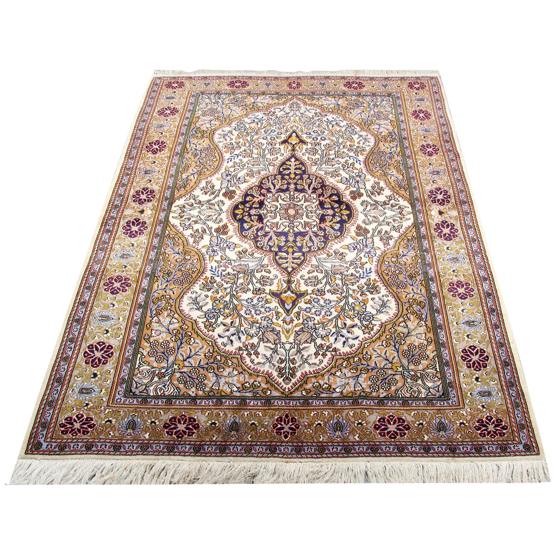 Tapis oriental ivoire fait à la main, tapis de salon à médaillons floraux en vente