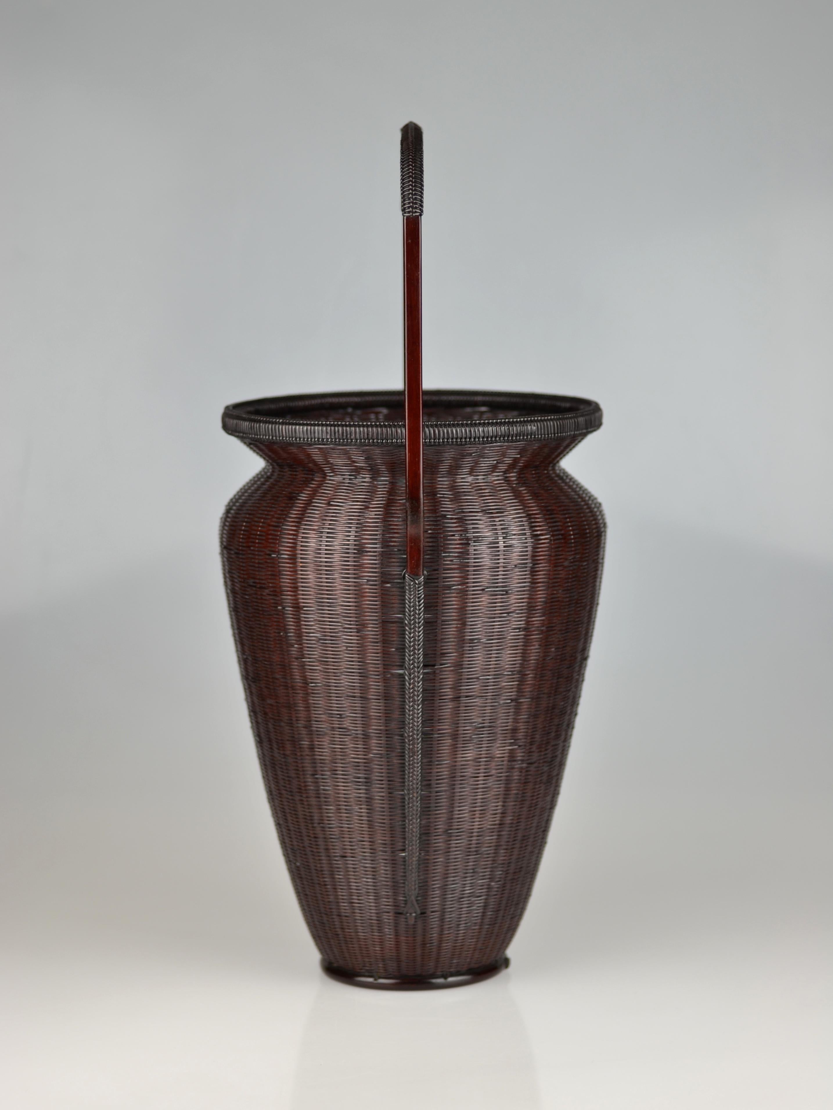 Traditional Japanese Bamboo Flower Basket by Tanabe Chikuunsai II In Good Condition For Sale In Berlin, Berlin
