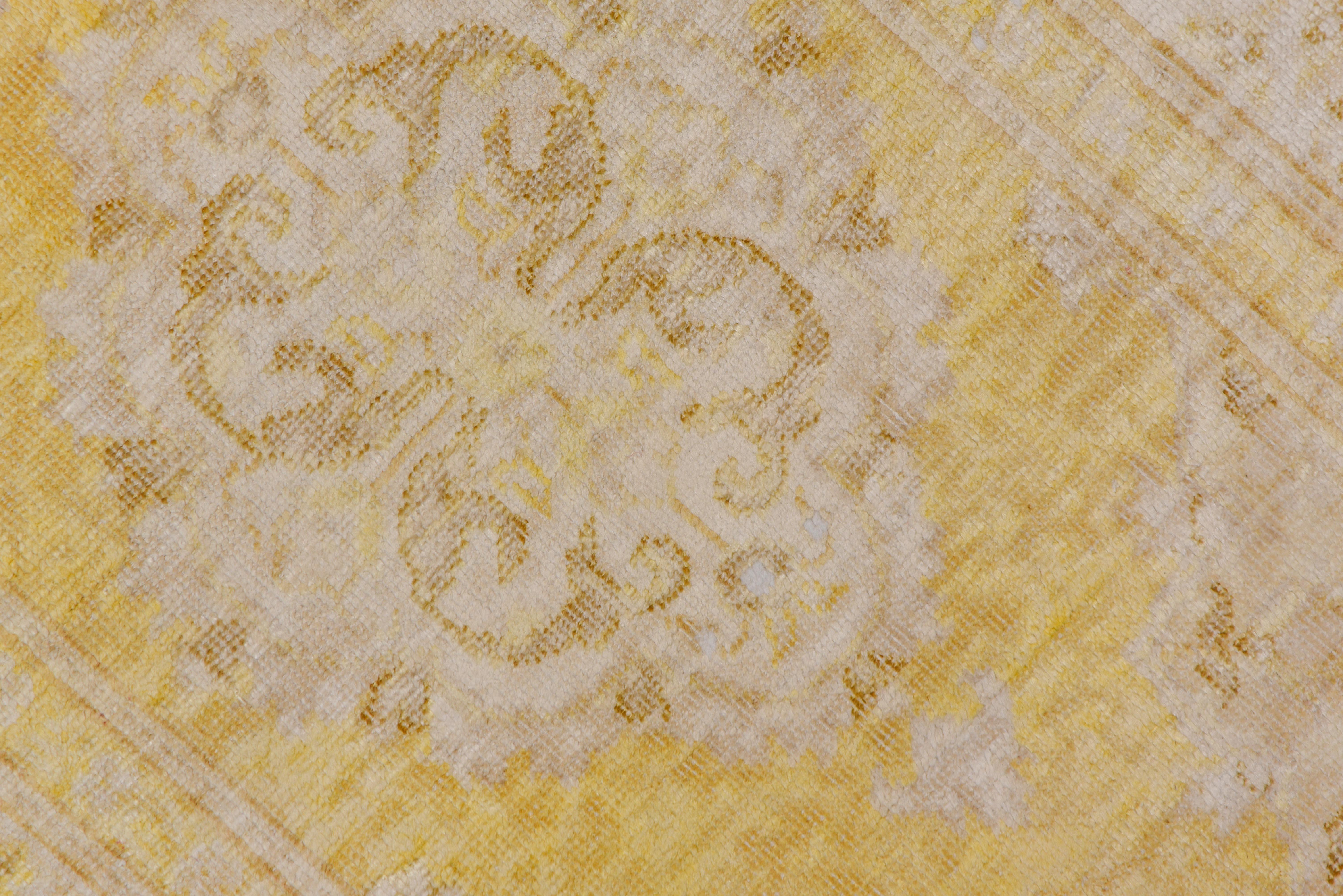 Milieu du XXe siècle Tapis traditionnel Kaisary long jaune d'antiquités Sun Room en vente