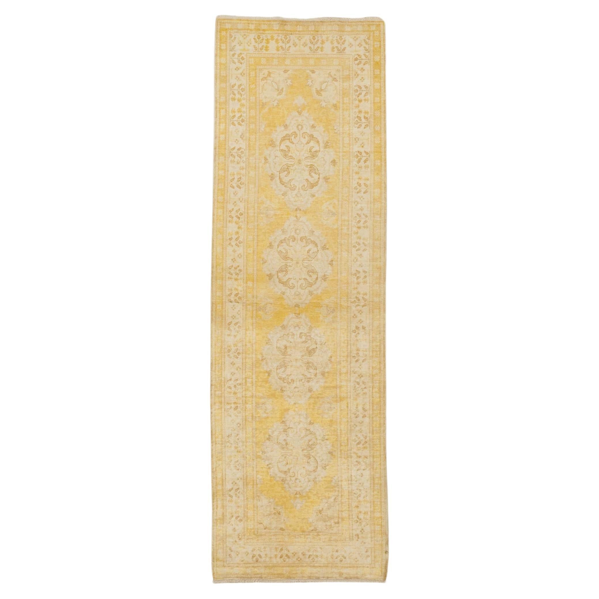 Tapis traditionnel Kaisary long jaune d'antiquités Sun Room en vente