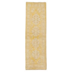 Traditioneller langer Kaisary-Teppich in Goldenem, antikem, gelbem, antikem Sonnenraumgelbem