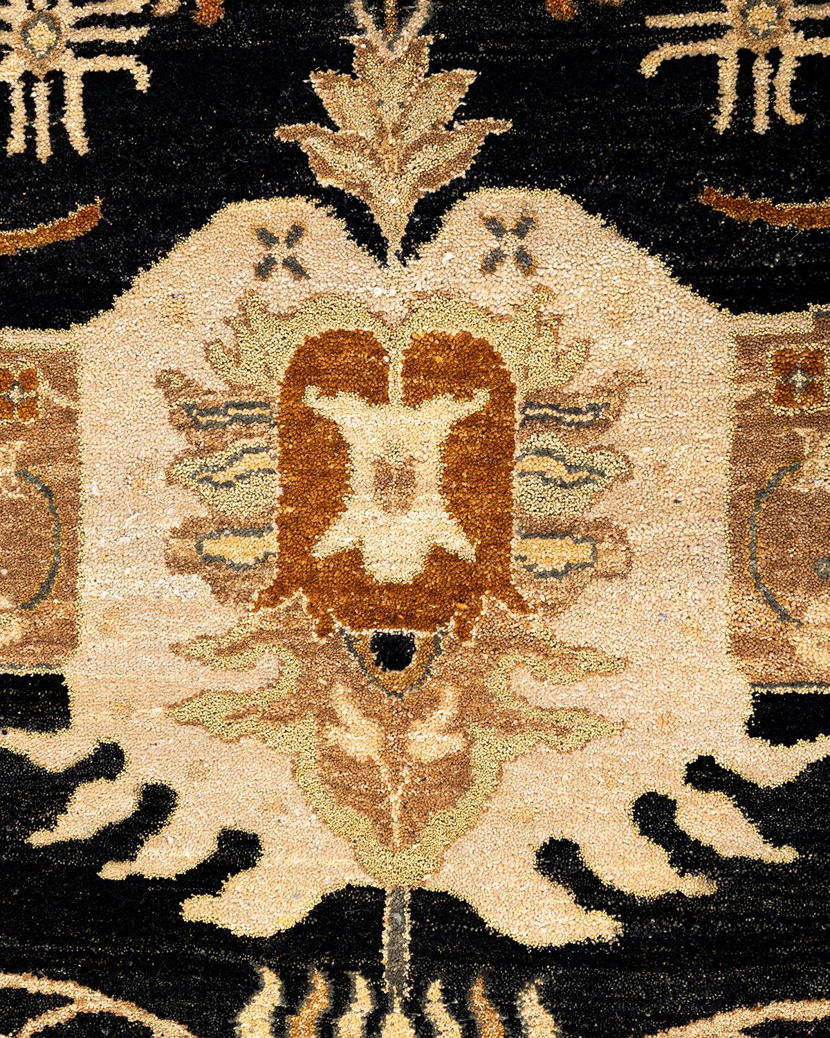 Alfombra tradicional Kashan de lana anudada a mano con motivos florales, negra 9' 1