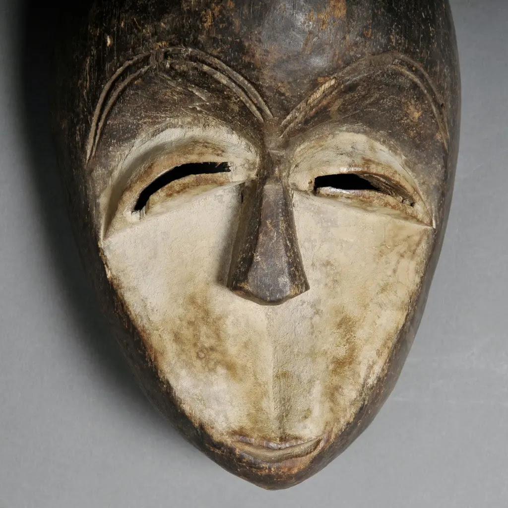 Traditionelle Kéwélé Maske aus patiniertem Holz - Braun & Elfenbein Kongo Tribal Art (Primitiv) im Angebot