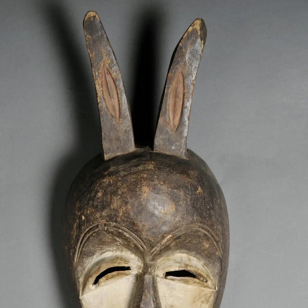 Traditionelle Kéwélé Maske aus patiniertem Holz - Braun & Elfenbein Kongo Tribal Art (Kongolesisch) im Angebot