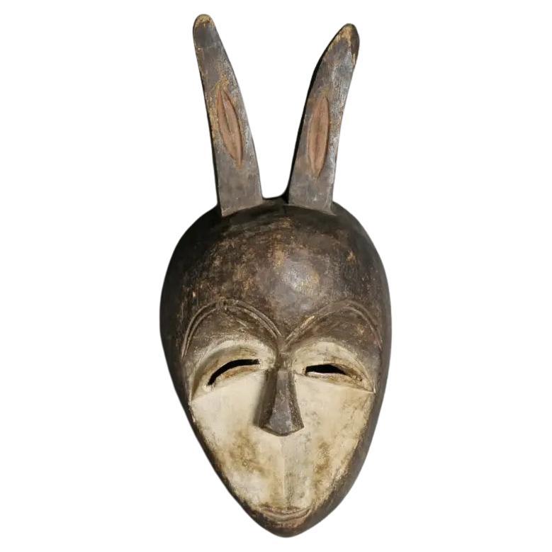 Traditionelle Kéwélé Maske aus patiniertem Holz - Braun & Elfenbein Kongo Tribal Art