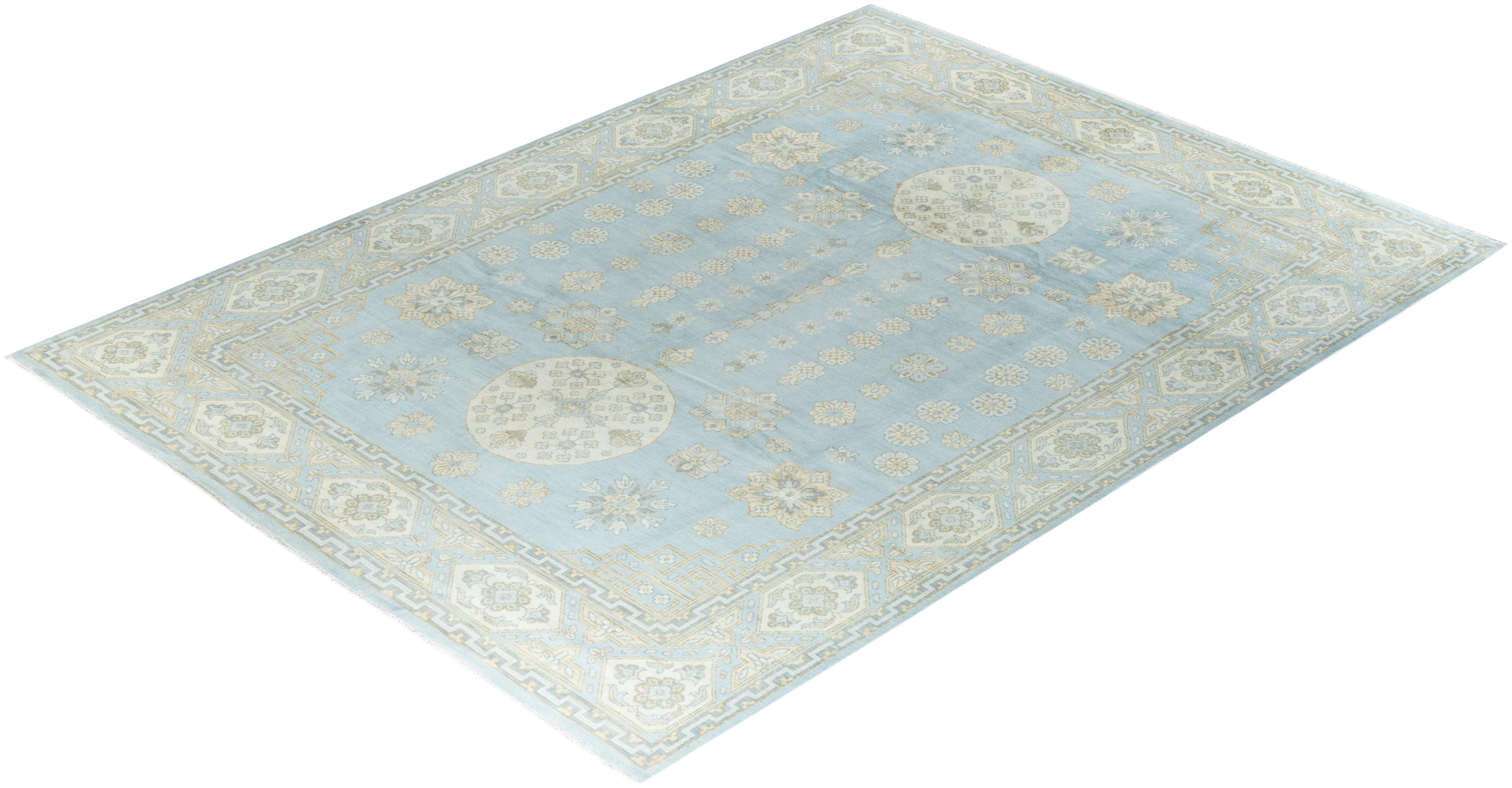 Traditioneller handgeknüpfter, geblümter Khotan-Teppich aus Wolle in Blau 9' 1