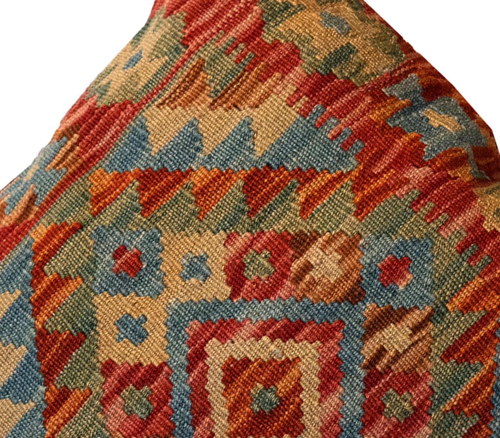 Traditional Kilim Cushion Cover Handmade Wool Geometric Scatter Pillow In Excellent Condition In Hampshire, GB