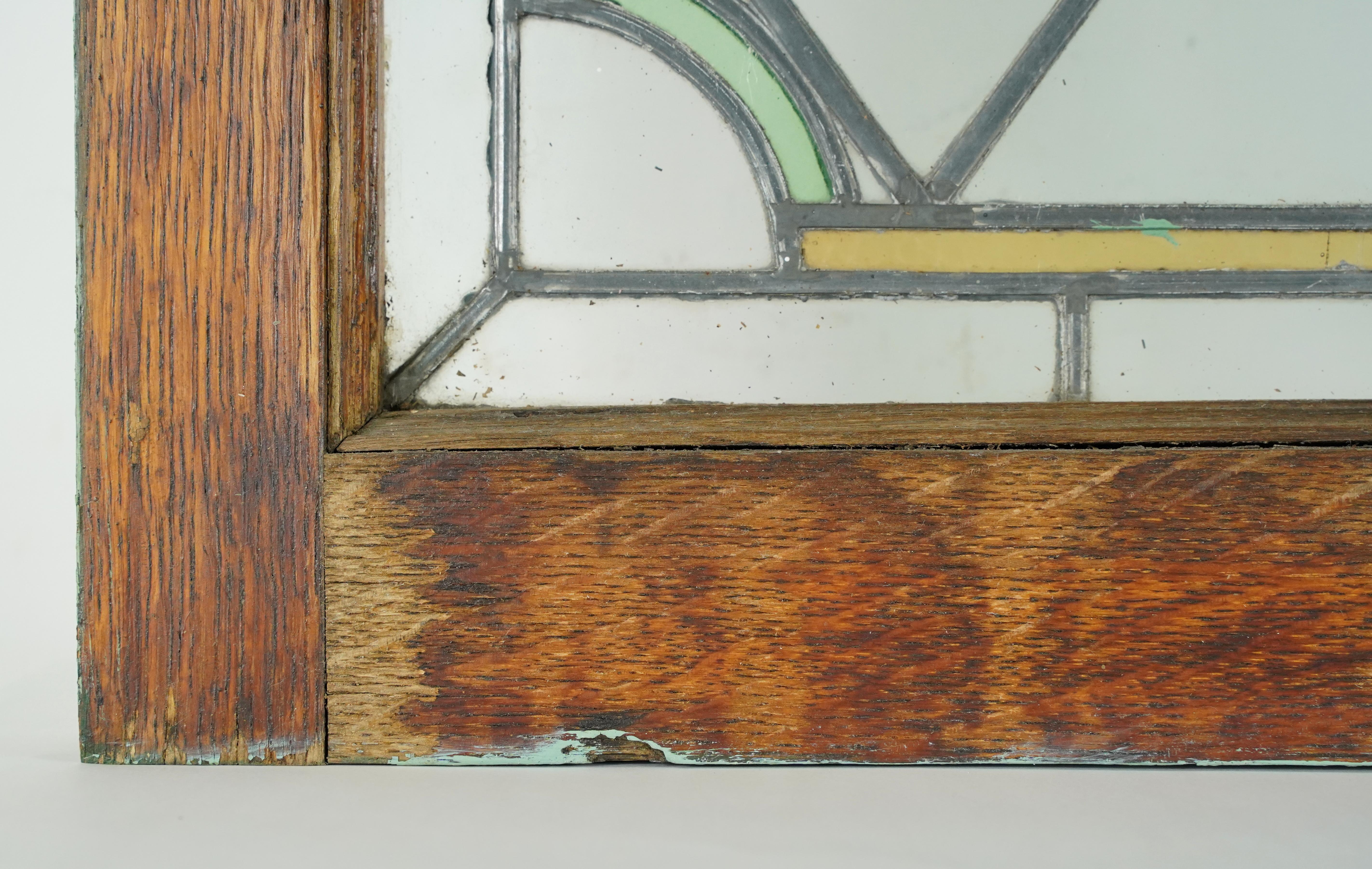 Finestra in vetro colorato tradizionale con piombo in legno scuro in vendita 4