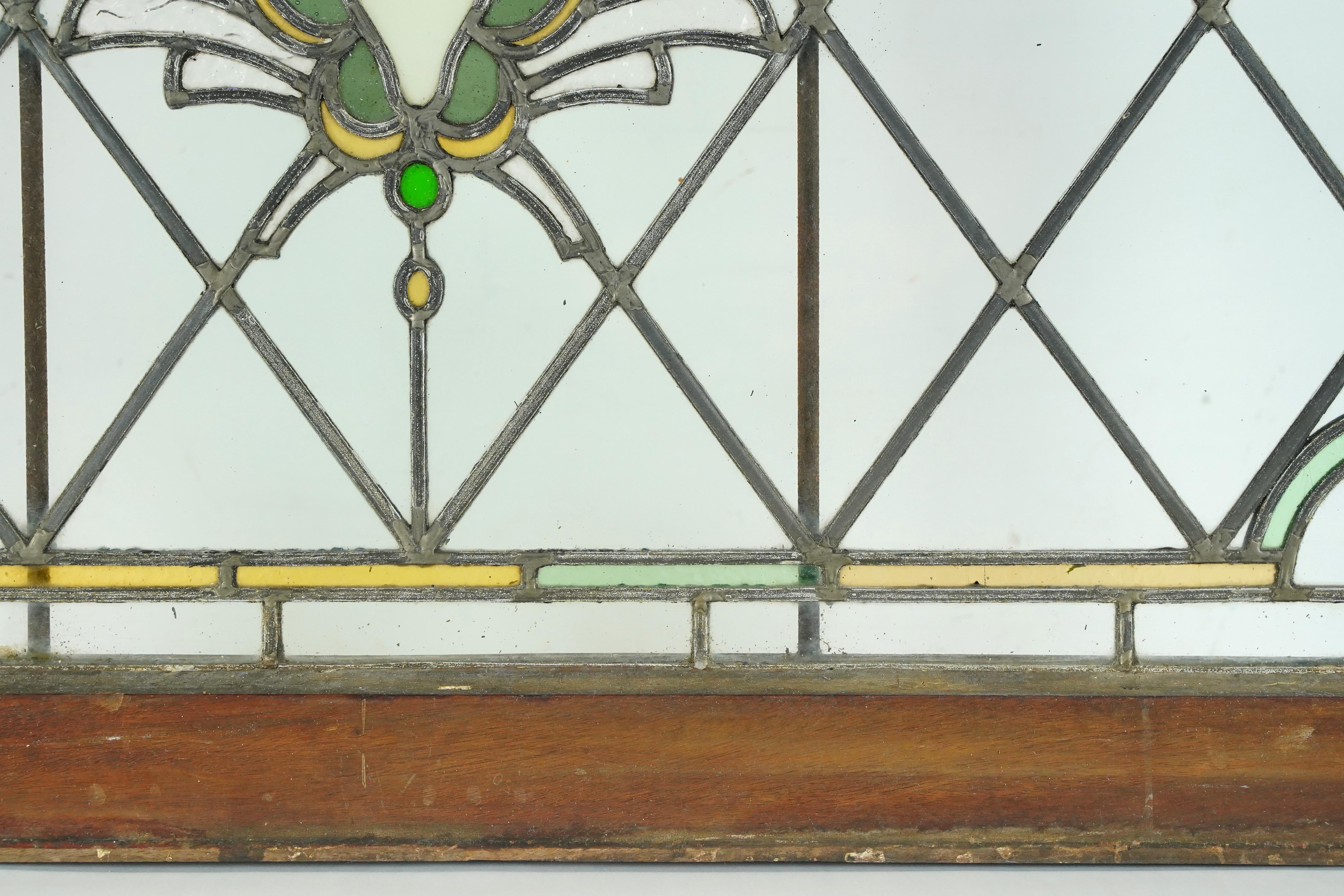 Finestra in vetro colorato tradizionale con piombo in legno scuro in vendita 5
