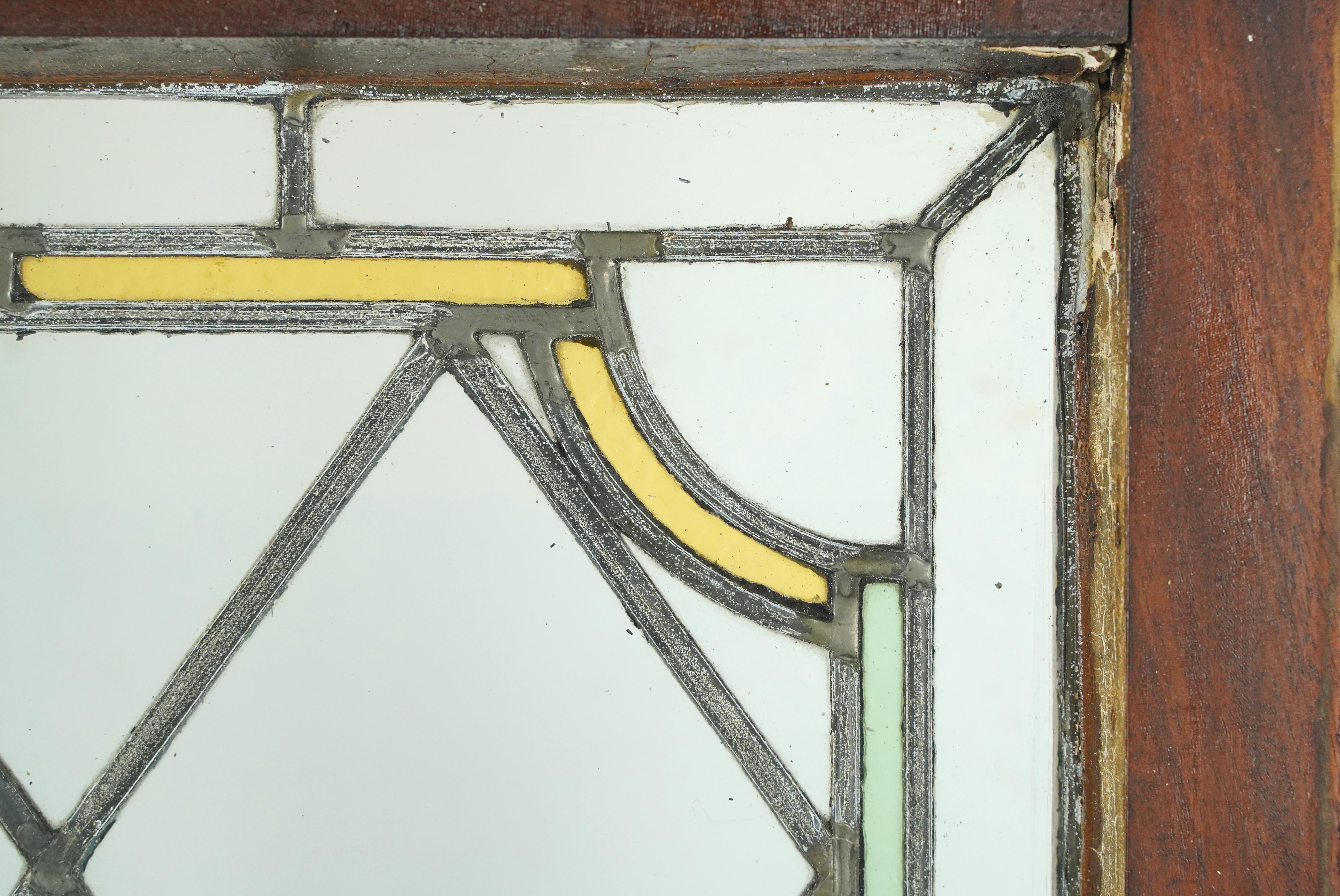 Finestra in vetro colorato tradizionale con piombo in legno scuro In condizioni buone in vendita a New York, NY