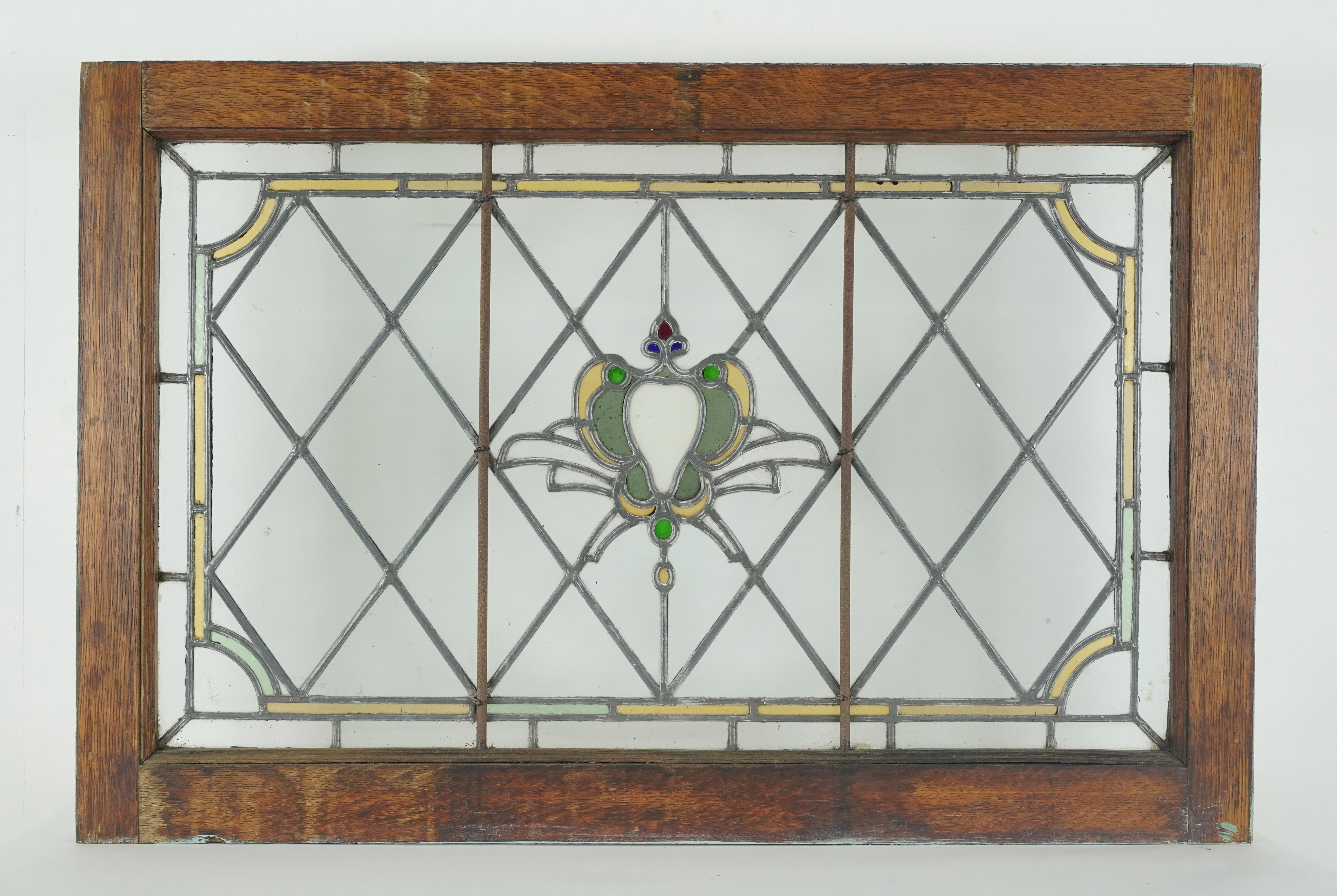 Finestra in vetro colorato tradizionale con piombo in legno scuro in vendita 2