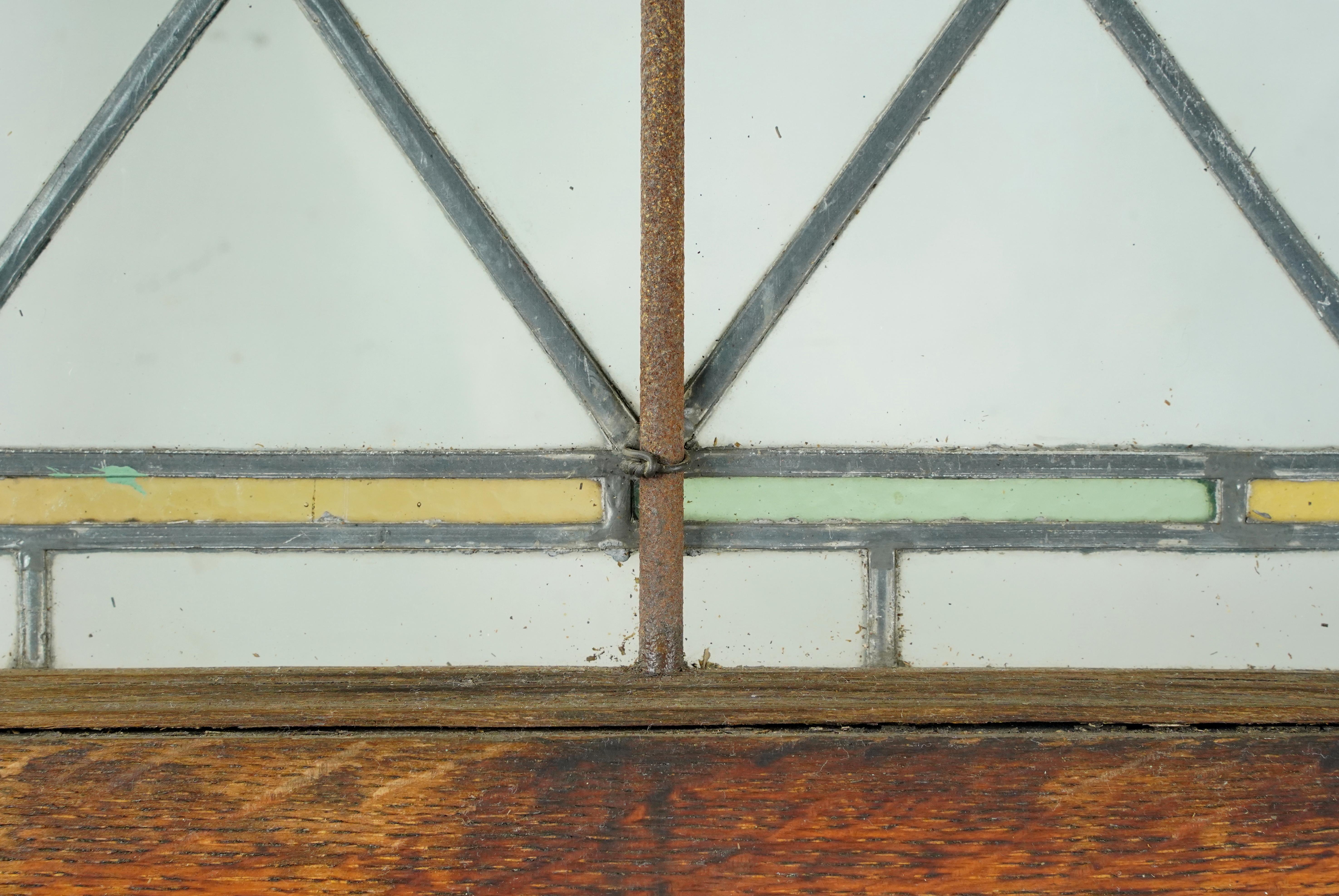 Finestra in vetro colorato tradizionale con piombo in legno scuro in vendita 3