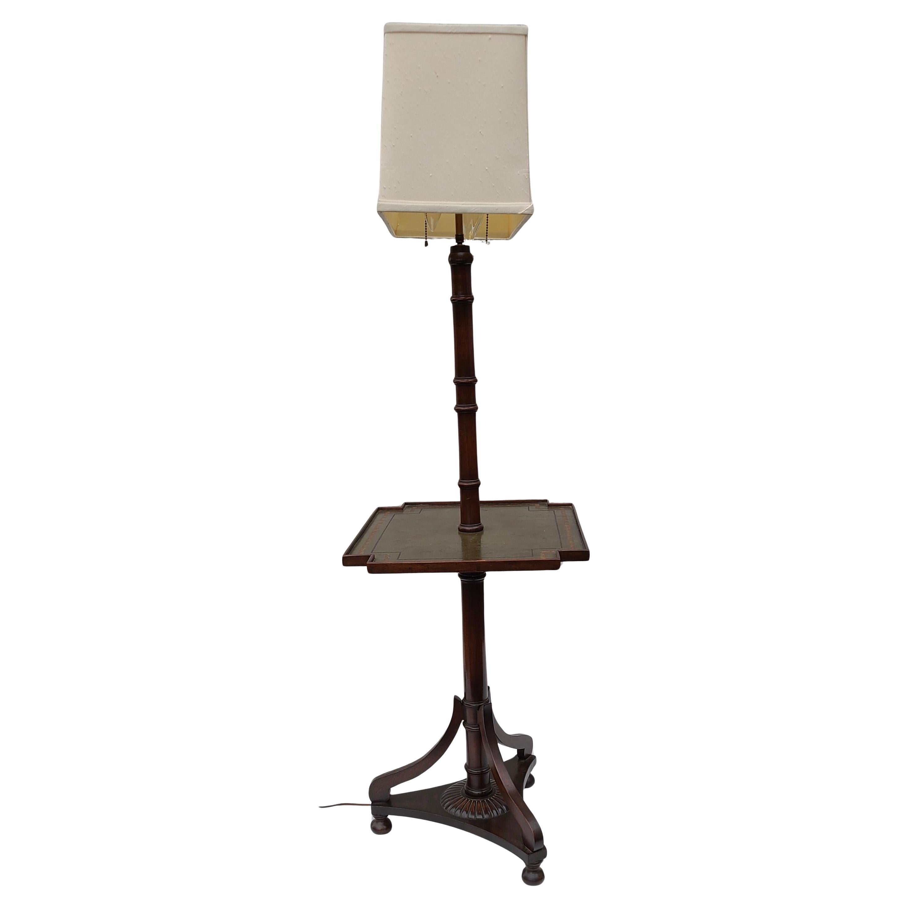Mesa de lámpara tradicional de cuero y caoba al estilo de Baker Furniture en Bueno estado para la venta en Fraser, MI