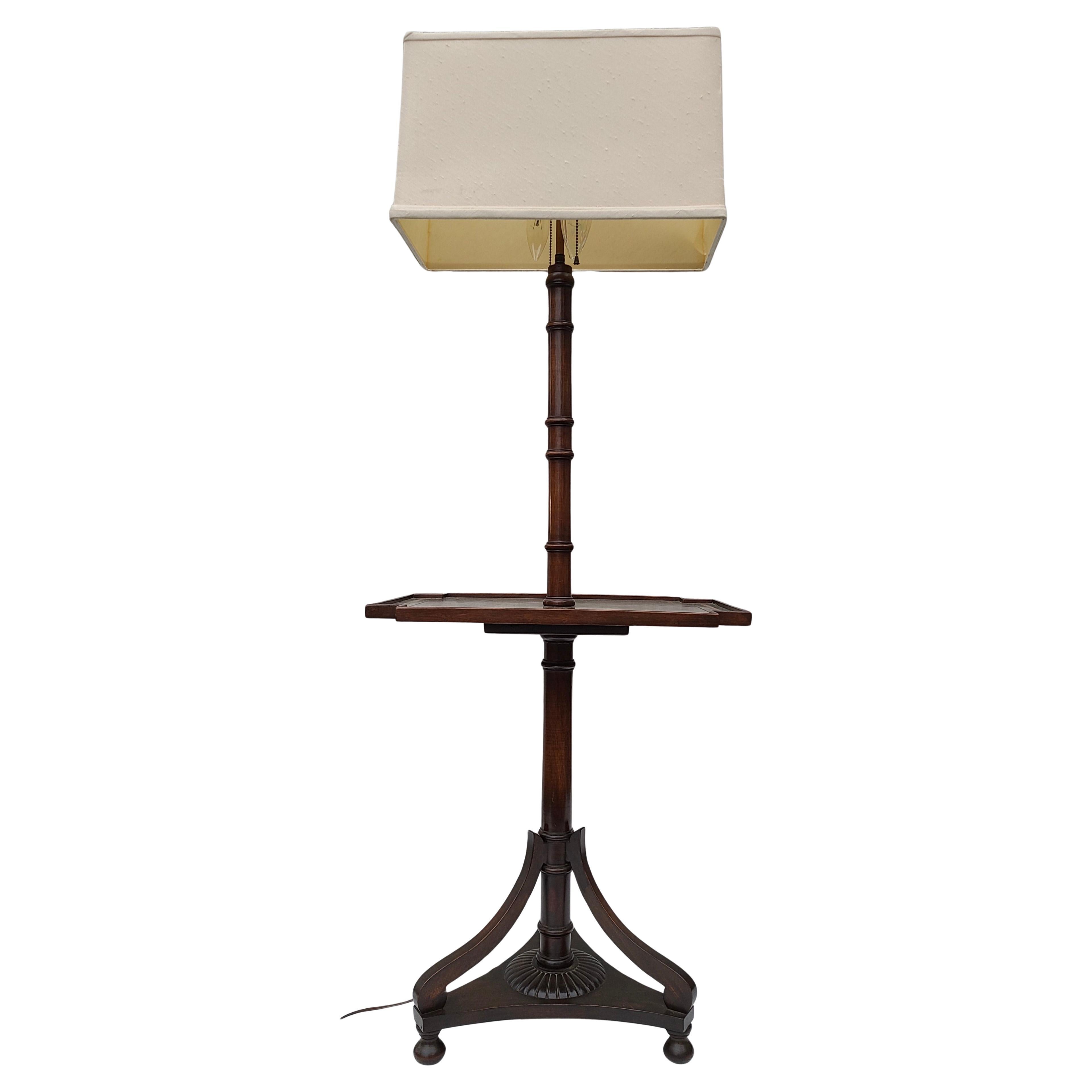 Mesa de lámpara tradicional de cuero y caoba al estilo de Baker Furniture mediados del siglo XX en venta